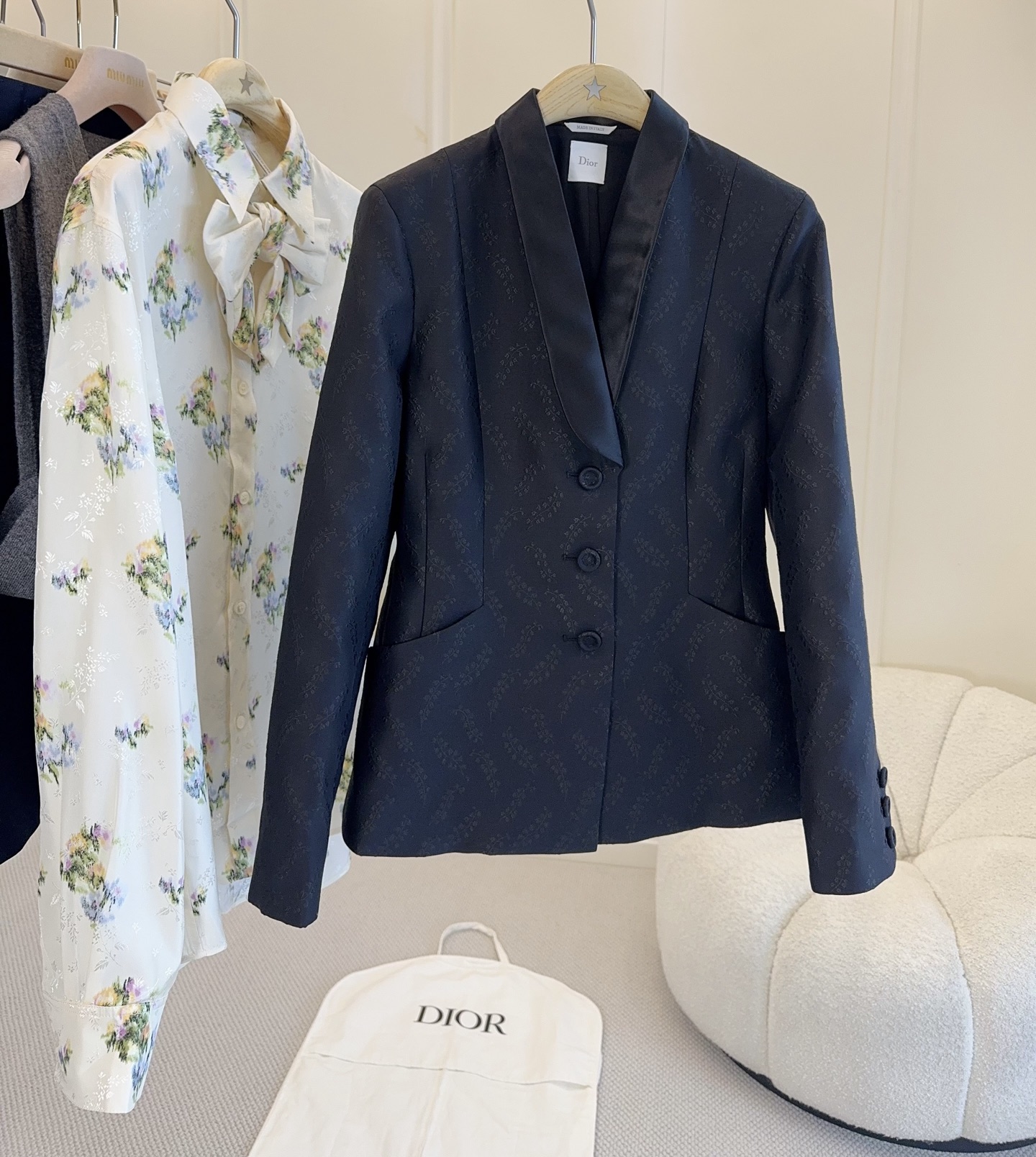 NO:800219,Dior2026 new lily of the valley jacquard blazer, original fixed silk lily of the valley dark pattern jacquard, classic three-button design + satin lapels, low-key elegance and texture, crisp and atmospheric version, dark pattern jacquard super texture, perfect details, slim tailoring, easy to control in business or formal occasions. Four-button cuff design, full of layers, match with shirt, trousers or dress, easily switch between business casual or formal style, with both temperament and taste!  ,,dior,skirts,jackets & coats,shirts,business suit,19860909Dior2026新款铃兰提花西装外套,原版定丝毛铃兰暗纹提花,经典三扣设计+缎面翻领,低调优雅又有质感,挺括大气的版型,暗纹提花超有质感,细节满分,剪裁修身,商务or正式场合都能轻松驾驭.袖口四扣设计,层次感满满,搭配衬衫、西裤或连衣裙,轻松切换商务休闲or正式风格,气质与品味兼具！,,dior,skirts,jackets & coats,shirts,business suit,,Women's clothing