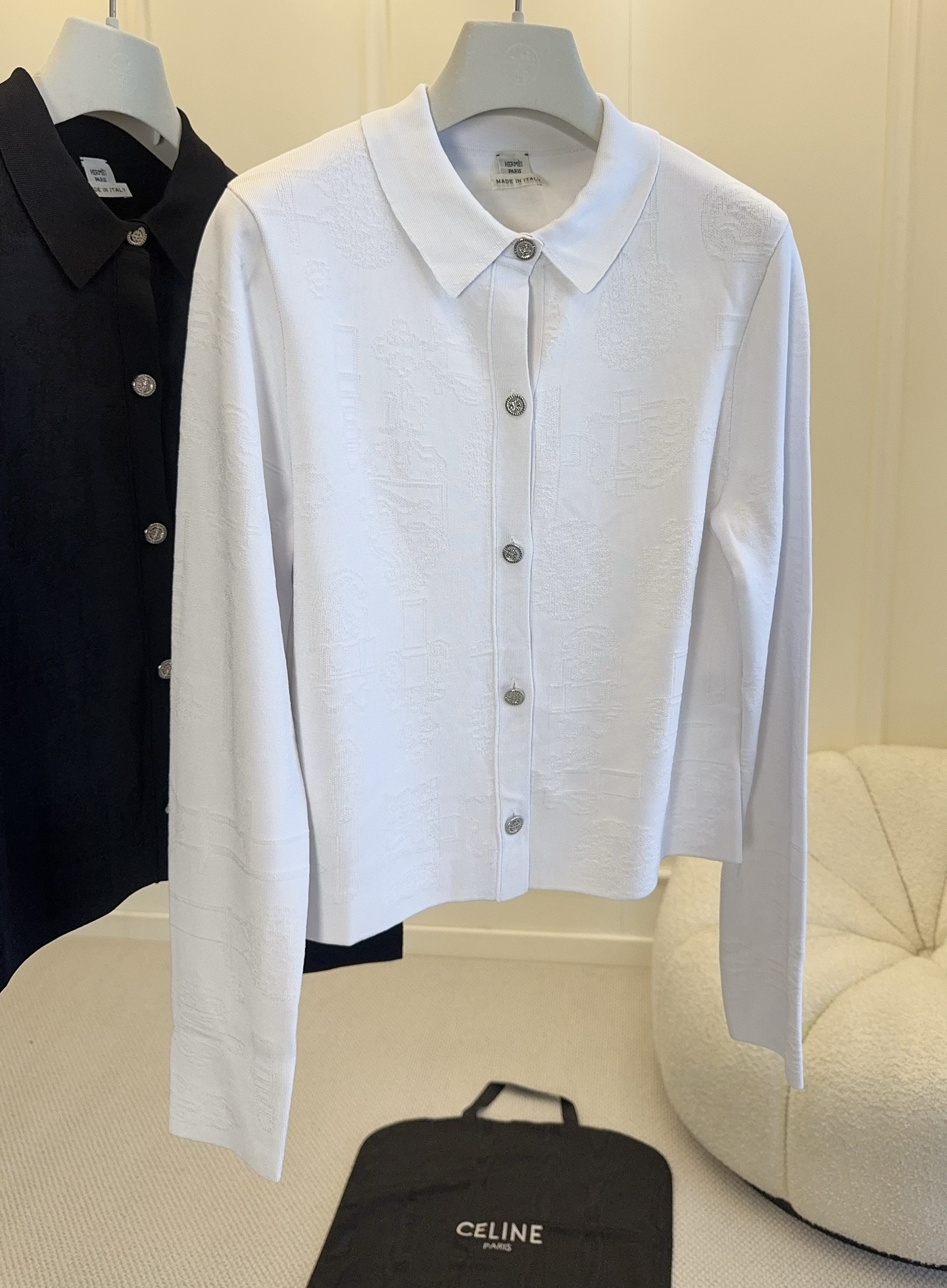 NO:800734,Hermes 2026 new knitted jacquard cardigan, classic lapel + long sleeve design, neat tailoring, customized yarn, good drape, cool and comfortable, whether paired with high-waisted shorts or skirts, you can easily create an elegant commuting or casual style, versatile and high-end, perfect temperament~,,hermes,skirts,shorts,19860909Hermes2026新款针织提花开衫,经典翻领+长袖设计,剪裁利落,定制纱线,垂感好,清凉舒适,无论搭配高腰短裤还是半裙,都能轻松打造优雅通勤or休闲风,百搭又高级,气质满分～,,hermes,skirts,shorts,,Women's clothing