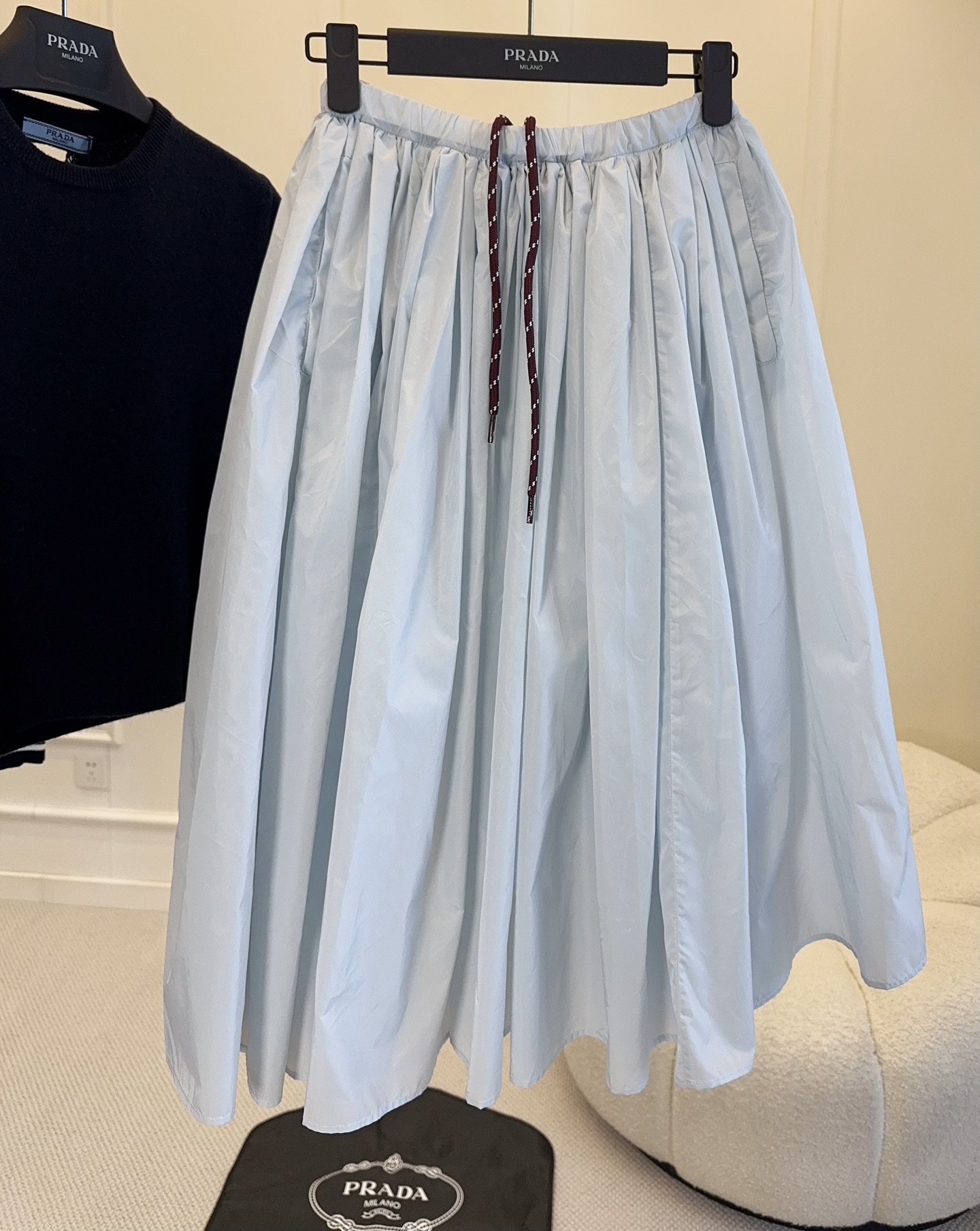 NO:800225,Prada2026 new light blue elastic waist skirt, classic nylon fabric, soft and drapey, super comfortable to wear in spring and summer!  A-line large hem design, elastic waist is super tolerant, and the skirt is elegant and smart when walking. The light blue is fresh and versatile, and can be easily used for commuting, daily life, and vacation. It will look great with a simple top ~ high-end texture + perfect details, a must-have for fashionistas!  ,,prada,skirts,19860909Prada2026新款淡蓝色松紧腰半裙,经典尼龙面料,柔软有垂感,春夏穿超舒服！A字大摆设计,松紧腰超包容,走路裙摆飘逸,优雅又灵动.淡蓝色清新百搭,通勤、日常、度假都能轻松驾驭,随便搭个简约上衣就很出彩～高端质感+细节满分,时髦精必入！,,prada,skirts,,Women's clothing