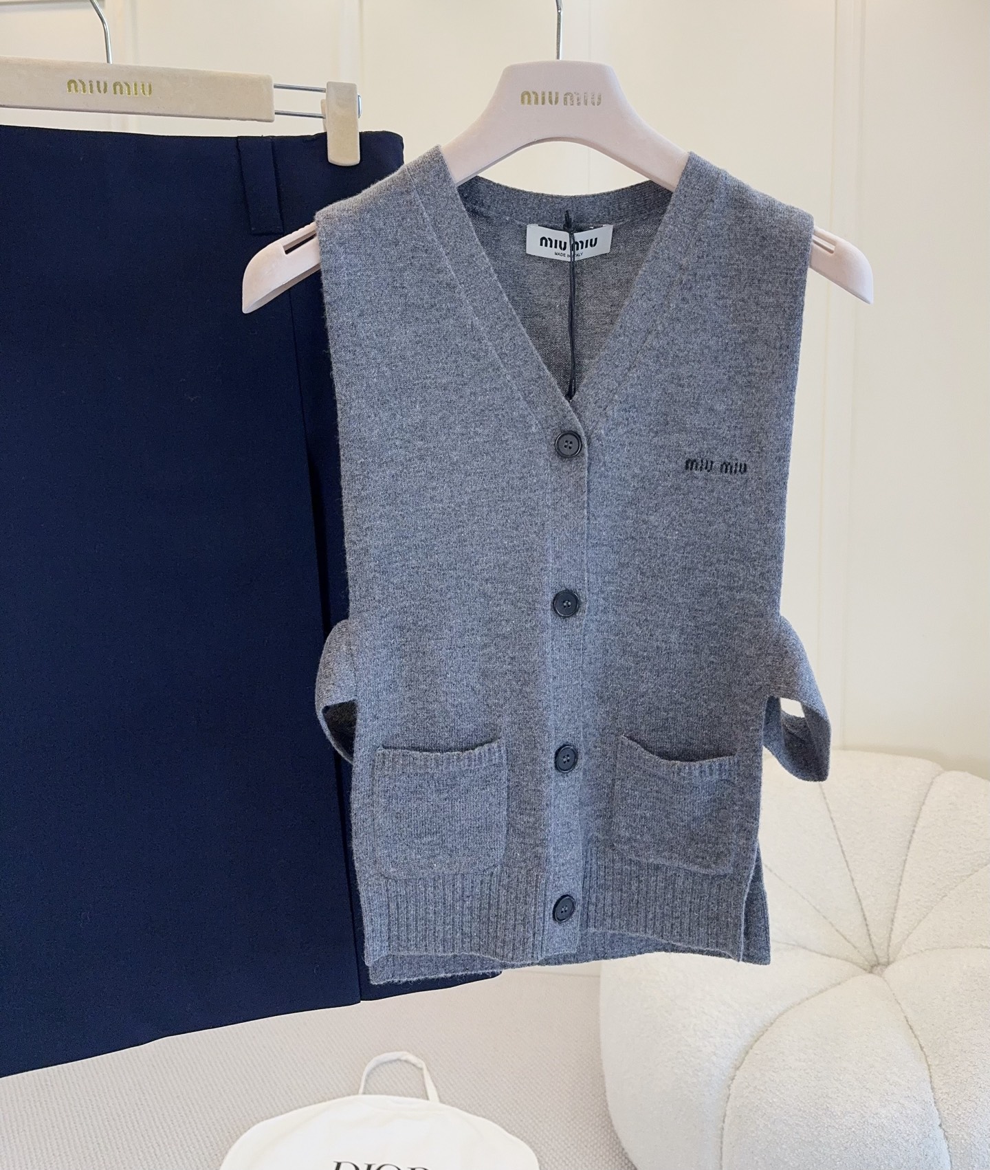 NO:800220,Miu Miu 2026 new gray knitted vest, V-neck sleeveless design, wool blend, four hidden buttons on the front + symmetrical pockets, practical and detailed. Brand embroidery on the left chest, low-key to show your identity. It is OK to be worn layered or worn alone. It is easy to switch between college style and commuting style. It is super stylish when paired with a pleated skirt or wide-leg pants!  The 2026 spring and summer series, the color scheme is inspired by Monet's 'Water Lilies', full of artistic sense.,,miumiu,skirts,19860909Miu Miu2026新款灰色针织马甲,V领无袖设计,羊毛混纺,正面四颗暗扣+对称口袋,实用又有细节感.左胸品牌刺绣,低调彰显身份.叠穿or单穿都很OK,学院风、通勤风轻松切换,配百褶裙or阔腿裤都超有范儿！2026春夏系列,配色灵感来自莫奈《睡莲》,艺术感满满.,,miumiu,skirts,,Women's clothing