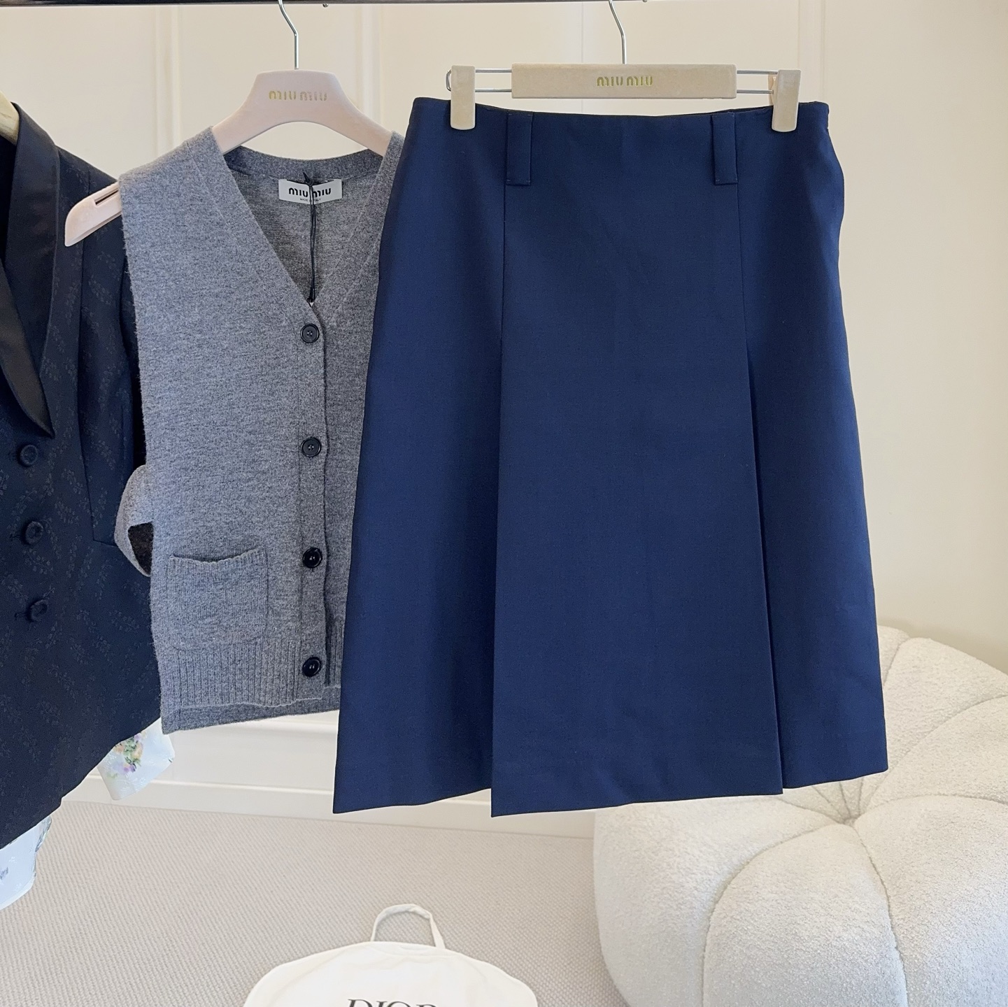 NO:800226,MiuMiu2026 new dark blue pleated skirt, wool blend, simple and elegant, with both college style and commuting style. A-line version + pleated design, modify the leg line, elegant and elegant. Dark blue is versatile, easy to match with shirts, sweaters or suit jackets, suitable for the workplace, daily or light formal occasions. MiuMiu's exquisite tailoring and high-end sense, a must-have for fashionistas!  ,,miumiu,skirts,jackets & coats,shirts,business suit,19860909MiuMiu2026新款深蓝色压褶半裙,羊毛混纺,简约大气,学院风与通勤风兼具.A字版型+压褶设计,修饰腿部线条,优雅又显气质.深蓝色百搭,轻松搭配衬衫、针织衫或西装外套,适合职场、日常或轻正式场合.MiuMiu精致剪裁和高级感,时髦精们必入！,,miumiu,skirts,jackets & coats,shirts,business suit,,Women's clothing