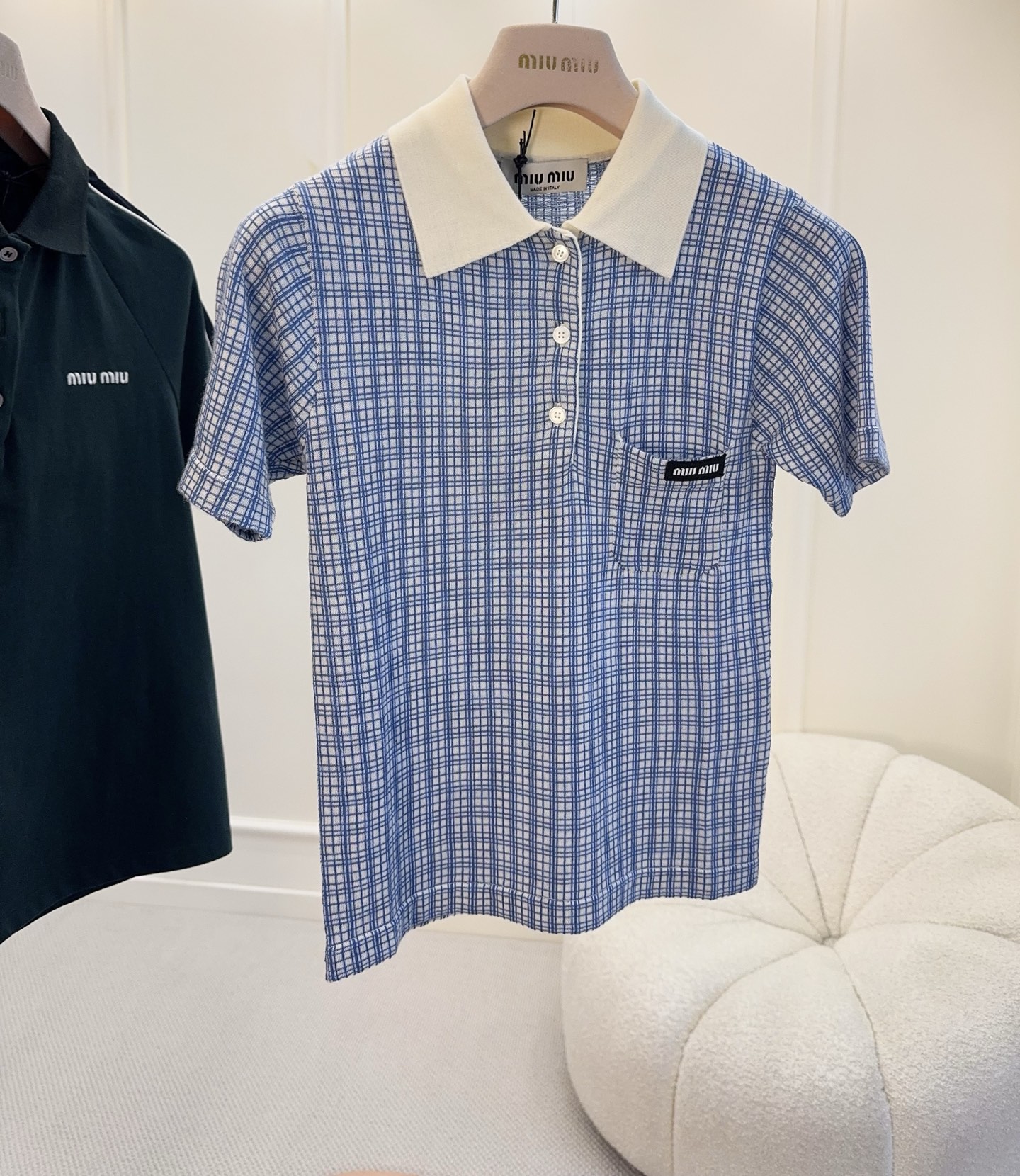 NO:800202,Miu Miu 2026 new blue and white plaid Polo shirt, cashmere + mulberry silk blend, soft, skin-friendly and super comfortable!  Classic Polo collar + contrasting check pattern, the small logo on the chest is very recognizable. The short-sleeved design is very refreshing for spring and summer, and the loose tailoring makes it slim and versatile. It can be worn alone or layered ~ Pair it with pleated skirts and jeans, you can easily get college style or retro style, and can be worn for commuting, dating, and daily life!  ,,miumiu,skirts,jeans,T-shirt,19860909Miu Miu2026新款蓝白格纹Polo衫,山羊绒+桑蚕丝混纺,柔软亲肤超舒适！经典Polo领+撞色格纹,胸前小徽标超有辨识度.短袖设计春夏穿超清爽,宽松剪裁显瘦又百搭,单穿or叠穿都OK～搭配百褶裙、牛仔裤,轻松get学院风or复古风,通勤、约会、日常都能穿！,,miumiu,skirts,jeans,T-shirt,,Women's clothing