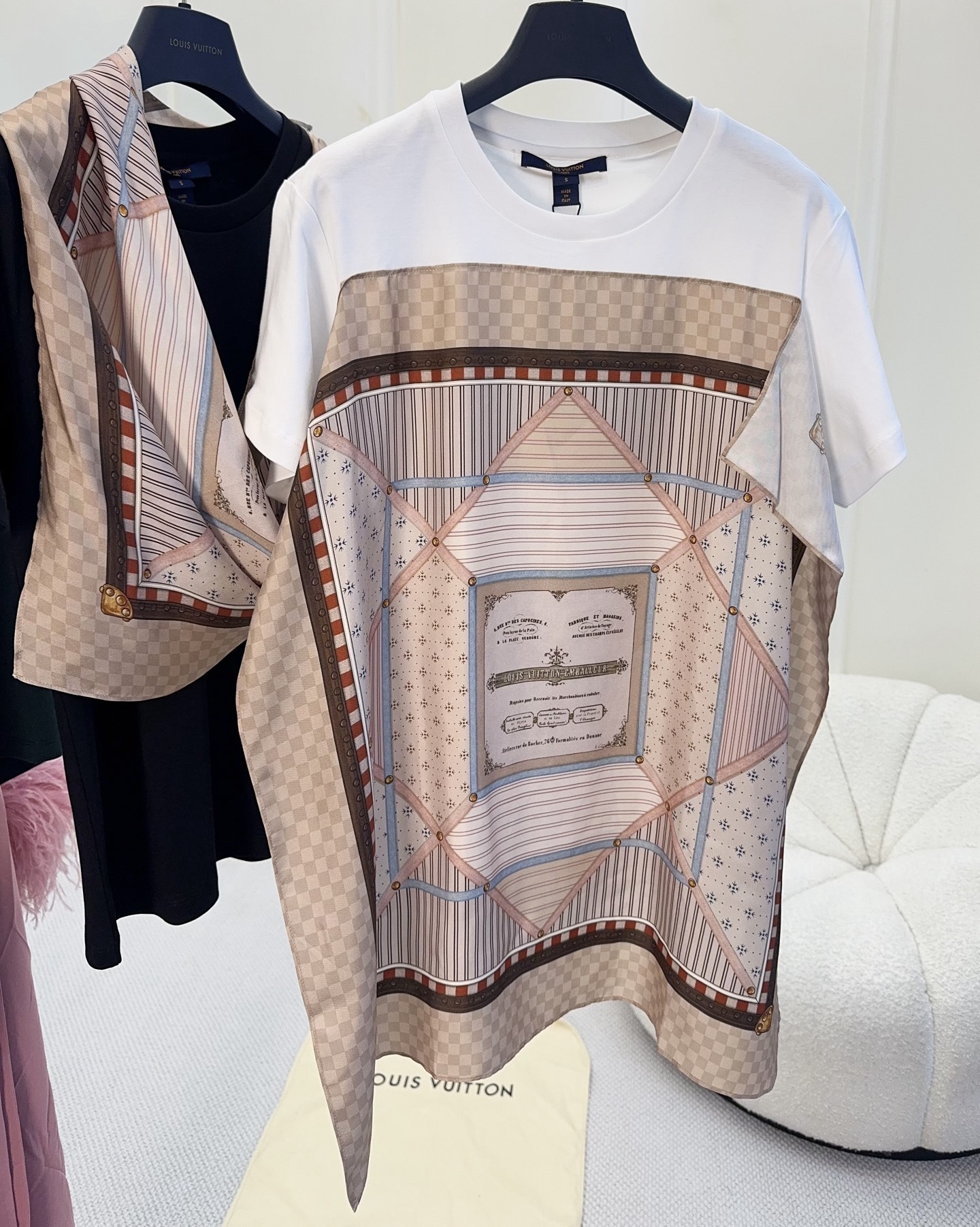 NO:800208,LV 2026 silk T-shirt, made of white cotton fabric, comfortable and breathable, super friendly for daily wear. The front is stitched with silk Monogram print + geometric lines + retro elements, full of artistic sense. Fashionable and layered, it looks great with simple trousers or skirts!  Neo-retro style, elegant and modern!  ,,louis vuitton,skirts,tees,t-shirt,real silk,19860909LV 2026拼真丝T恤,白色棉质面料,舒适透气,日常穿搭超友好.正面拼接真丝Monogram印花+几何线条+复古元素,艺术感满满.时髦又有层次,搭配简约裤装或裙装都很出彩！新复古主义风格,优雅又现代！,,louis vuitton,skirts,tees，t-shirt,real silk,,Women's clothing