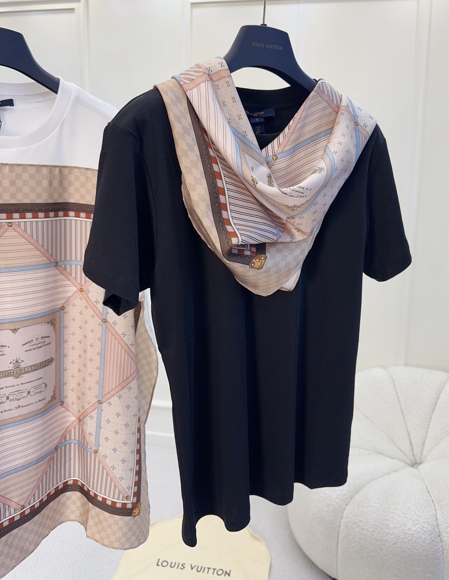 NO:800214,LV 2026 spring and summer new black printed square scarf decorated T-shirt, classic black with Monogram printed square scarf, detachable silk scarf, high brand recognition. Soft cotton fabric, skin-friendly and breathable, super comfortable for daily wear. The square scarf design can be freely adjusted, easy to switch between multiple styles, easy to control whether commuting or leisure, fashionable and practical!  ,,louis vuitton,tees,t-shirt,real silk,19860909LV 2026春夏新款黑色印花方巾装饰T恤,经典黑色搭配Monogram印花方巾,可拆卸真丝丝巾,品牌辨识度超高.柔软棉质面料,亲肤透气,日常穿着超舒适.方巾设计可自由调整,轻松切换多种风格,无论通勤还是休闲都能轻松驾驭,时尚实用两不误！,,louis vuitton,tees，t-shirt,real silk,,Women's clothing
