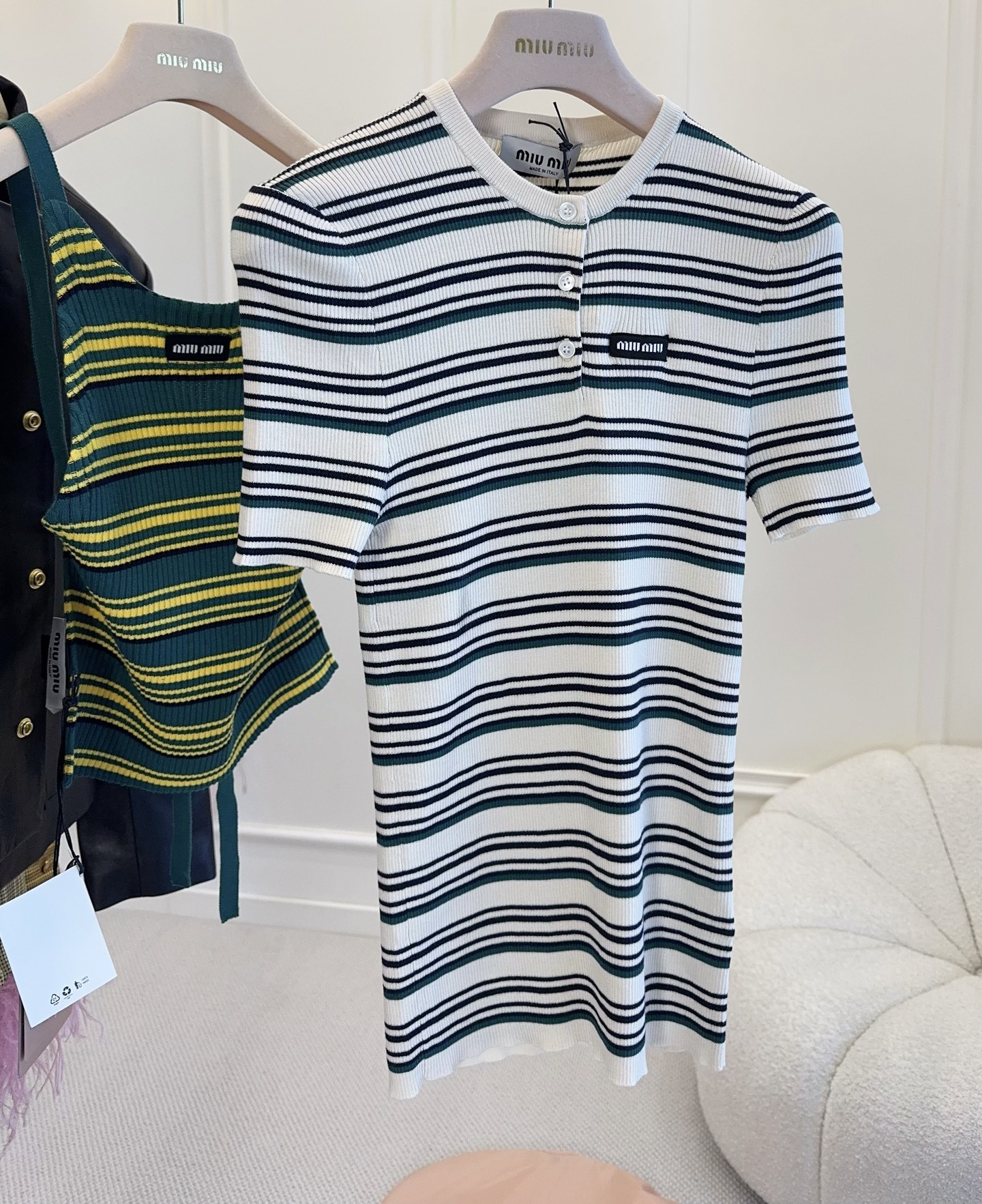 NO:801231,Miu Miu2026 new striped knitted short-sleeves, milk white + dark green color, fresh and retro, perfect for spring and summer!  Pure cotton yarn, skin-friendly and breathable, slim fit and fit, with perfect details. The small logo on the chest is very recognizable, which can be easily used for daily commuting and leisure. It looks great with jeans or skirts and can easily get a relaxed feeling.,,miumiu,skirts,jeans,T-shirt,19860909Miu Miu2026新款条纹针织短袖,奶白+深绿配色,清新又复古,春夏穿超合适！纯棉纱线,亲肤透气,修身版型显瘦又贴合,细节满分.胸前小徽标超有辨识度,日常通勤、休闲都能轻松驾驭,搭牛仔裤或半裙都很出彩,轻松get松弛感穿搭.,,miumiu,skirts,jeans,T-shirt,,Women's clothing
