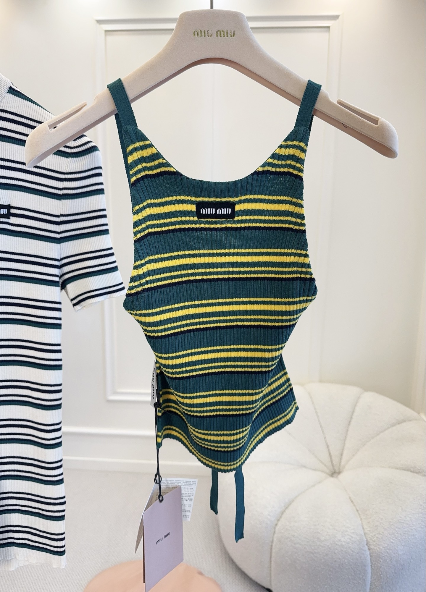 NO:801208,Miu Miu 2026 new striped knitted camisole, green and yellow contrasting stripes are super eye-catching, retro and full of vitality. The knitted pit fabric has good elasticity, close-fitting and comfortable, and is super refreshing to wear in summer. The halter neck + large open back design, the shoulder and neck lines are super beautiful, and the side straps can adjust the degree of skin exposure, making you full of pure desire!  The short and slim fit looks great with jeans or skirts. It can easily switch between Korean heroine or daughter style. It can be easily used for daily outings and parties. It is fashionable and practical.,,miumiu,skirts,jeans,19860909Miu Miu2026新款条纹针织吊带背心,绿黄撞色条纹超吸睛,复古又活力满满.针织坑条面料弹性好,贴身舒适,夏天穿超清爽.挂脖+大露背设计,肩颈线条超美,侧边系带可调节露肤度,纯欲感拉满！短款修身版型,搭牛仔裤或半裙都很出彩,轻松切换韩系女主or千金风,日常出街、聚会都能轻松驾驭,时髦又实用.,,miumiu,skirts,jeans,,Women's clothing