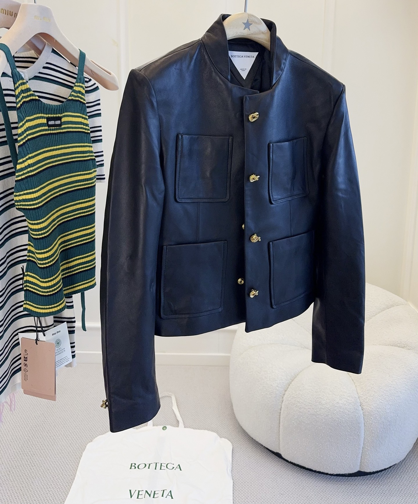 NO:801225,Comes with dust bag Bottega Veneta 2026 new Knot series multi-pocket leather jacket, black matte leather + gold buttons, low-key and textured. The four large pockets are super practical, and the short cut optimizes body proportions. It looks great with high-waisted pants or skirts!  Cool and elegant, it can be easily used for commuting and parties. It is a must-have item that is both fashionable and functional~,,bottega veneta,skirts,leather jacket,19860909配防尘袋Bottega Veneta 2026新款Knot系列多口袋皮衣,黑色哑光皮革+金色纽扣,低调又有质感.四个大口袋超实用,短款剪裁优化身材比例,搭配高腰裤或裙装都很出彩！酷飒又优雅,通勤、派对都能轻松驾驭,是时尚与功能兼具的必备单品～,,bottega veneta,skirts,leather jacket,,Women's clothing