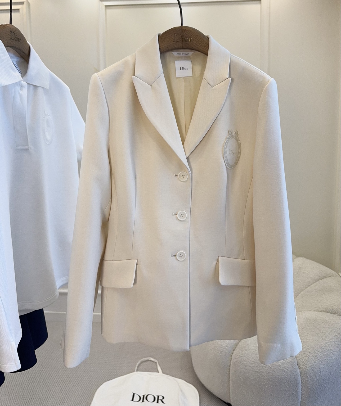 NO:801207,Dior2026 new silk wool badge suit jacket, silk wool fabric, off-white tone, neat tailoring, three buttons + chest badge, perfect French elegance!  The fabric is crisp and suitable for work commuting or formal occasions. It looks great with white pants or skirts. The badge details are very recognizable and are a classic Dior element, highlighting the brand's high-end sense and unique design. It is a must-have for sophisticated girls!  ,,dior,skirts,jackets & coats,business suit,19860909Dior2026新款丝毛徽章西装外套,丝毛面料,米白色调,剪裁利落,三颗纽扣+胸前徽章,法式优雅气质满分！面料挺括,适合职场通勤或正式场合穿搭,搭配白裤或裙装都很出彩.徽章细节超有辨识度,是Dior经典元素,彰显品牌高级感与独特设计,精致女孩必入！,,dior,skirts,jackets & coats,business suit,,Women's clothing