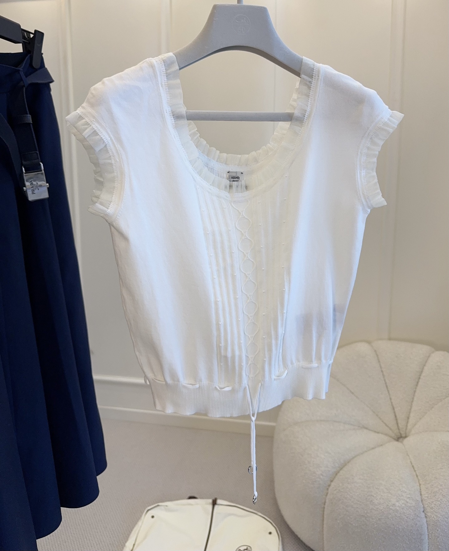 NO:801213,Hermes 2026 new lace collar small flying sleeve shirt, light and breathable, super comfortable to wear in summer!  The lace collar + small flying sleeves design is retro and sweet, and the vertical pleat details give it a full sense of layering. The drawstring at the hem is adjustable, and it looks great with high-waisted pants or skirts. You can switch between fresh or sweet and spicy styles at will!  ,,hermes,skirts,shirts,19860909Hermes2026新款花边领小飞袖衬衫,轻薄透气,夏天穿超舒服！花边领+小飞袖设计,复古又甜美,竖纹褶皱细节让层次感满满.下摆抽绳可调节,搭配高腰裤或裙子都很出彩,清新or甜辣风随心切换！,,hermes,skirts,shirts,,Women's clothing