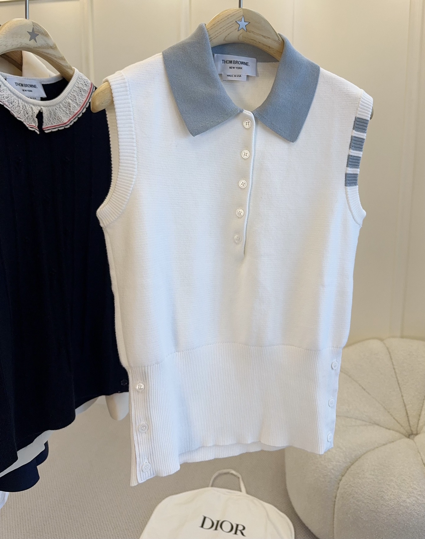 NO:801230,Thom Browne 2026 new sleeveless knitted Polo, made of white piqué cotton, light and breathable, super comfortable to wear in summer!  Blue lapel + four stripes on the shoulder, perfect brand recognition, sleeveless design is cooler, it goes well with skirts or casual pants, it can be easily used for commuting, daily life, and light formal occasions. It is a must-have and versatile item in the summer wardrobe!  ,,skirts,19860909Thom Browne 2026新款无袖针织Polo,白色珠地棉材质,轻盈透气,夏天穿超舒服！蓝色翻领+肩部四条纹,品牌辨识度满分,无袖设计更清凉,搭配半裙或休闲裤都很OK,通勤、日常、轻正式场合都能轻松驾驭,是夏日衣橱必备百搭单品！,,skirts,,Women's clothing