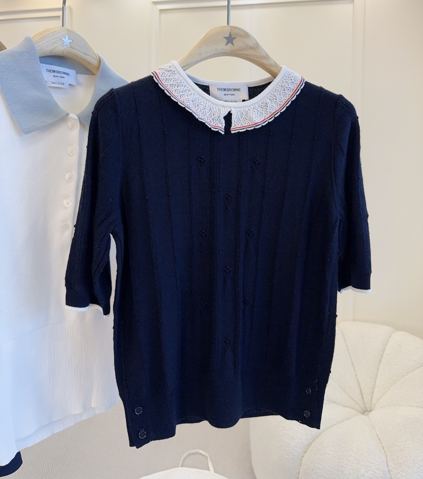 NO:801204,Thom Browne 2026 new lace collar knitted top, dark blue vertical stripe design, with white lace collar and red, white and blue trim, full of college style. The knitted fabric is soft and comfortable, very suitable for spring and summer. Whether commuting or casual, it looks great with jeans or skirts, easily creating an intellectual and fashionable look.,,skirts,jeans,19860909Thom Browne2026新款蕾丝领针织上衣,深蓝色竖条纹设计,搭配白色蕾丝领和红白蓝饰边,学院风满满.针织面料柔软舒适,春夏穿超合适.无论通勤还是休闲,搭配牛仔裤或半裙都很出彩,轻松打造知性时尚look.,,skirts,jeans,,Women's clothing