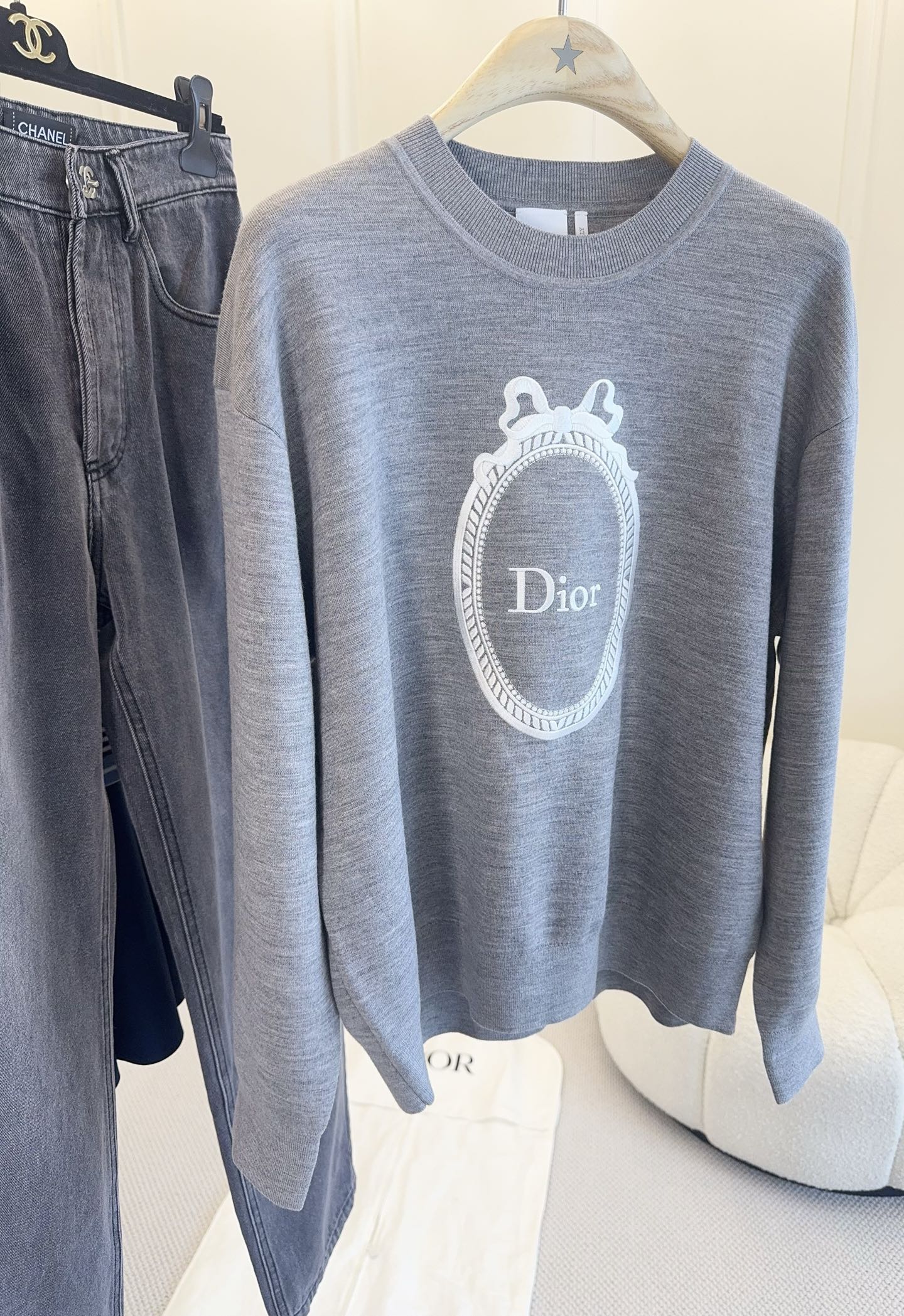 NO:802419,Dior 2026 new embroidered oval mirror sweater, ultra-fine wool blend, gray round neck and long sleeves, the oval mirror logo on the chest is very recognizable, and full of French elegant atmosphere. The loose version is comfortable and fashionable, and can be easily used in daily casual or light formal occasions. Paired with light-colored trousers or skirts, it is simple and detailed, and you can easily get a sense of luxury!  ,,dior,skirts,19860909Dior 2026新款刺绣椭圆镜针织衫,超细羊毛混纺,灰色圆领长袖,胸前椭圆镜Logo超有辨识度,法式优雅氛围感拉满.宽松版型,舒适又时髦,日常休闲或轻正式场合都能轻松驾驭.搭配浅色裤装或裙装,简约又有细节,轻松get高级感！,,dior,skirts,,Women's clothing