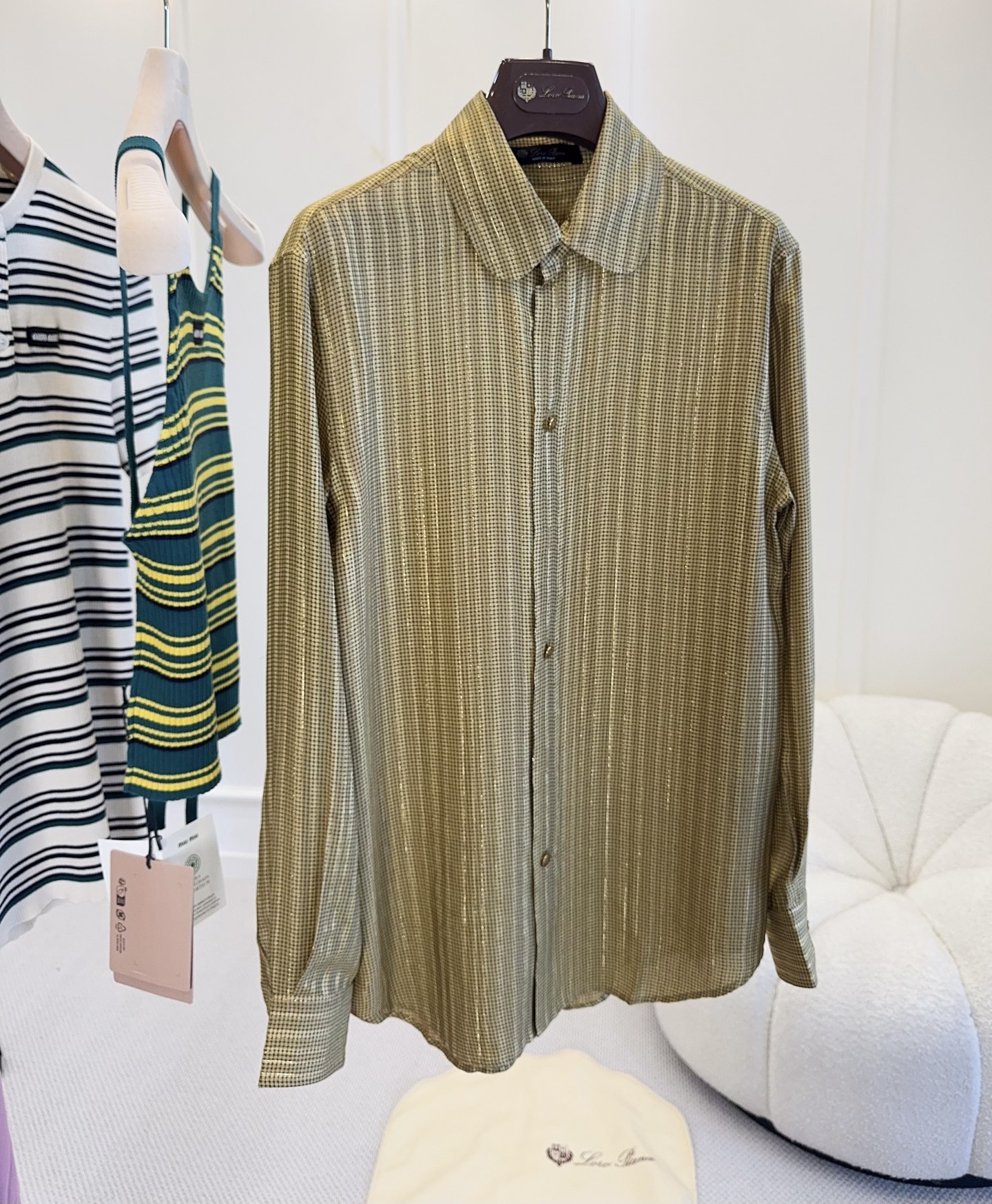 NO:802425,Loro Piana2026 new silk gold long-sleeved shirt, 99 silk 1 gold thread, very noble gold, simple and detailed, loose version and strong tolerability, it is OK to wear alone or layered. High-end texture + comfortable experience, can be easily controlled for commuting and vacation, low-key and elegant temperament~,,loro piana,shirts,real silk,19860909Loro Piana2026新款真丝金色长袖衬衫,99真丝1金线,很贵气的金色,简约又有细节感,宽松版型包容性强,单穿或叠搭都很OK.高端质感+舒适体验,通勤、度假都能轻松驾驭,低调优雅气质拿捏住啦～,,loro piana,shirts,real silk,,Women's clothing