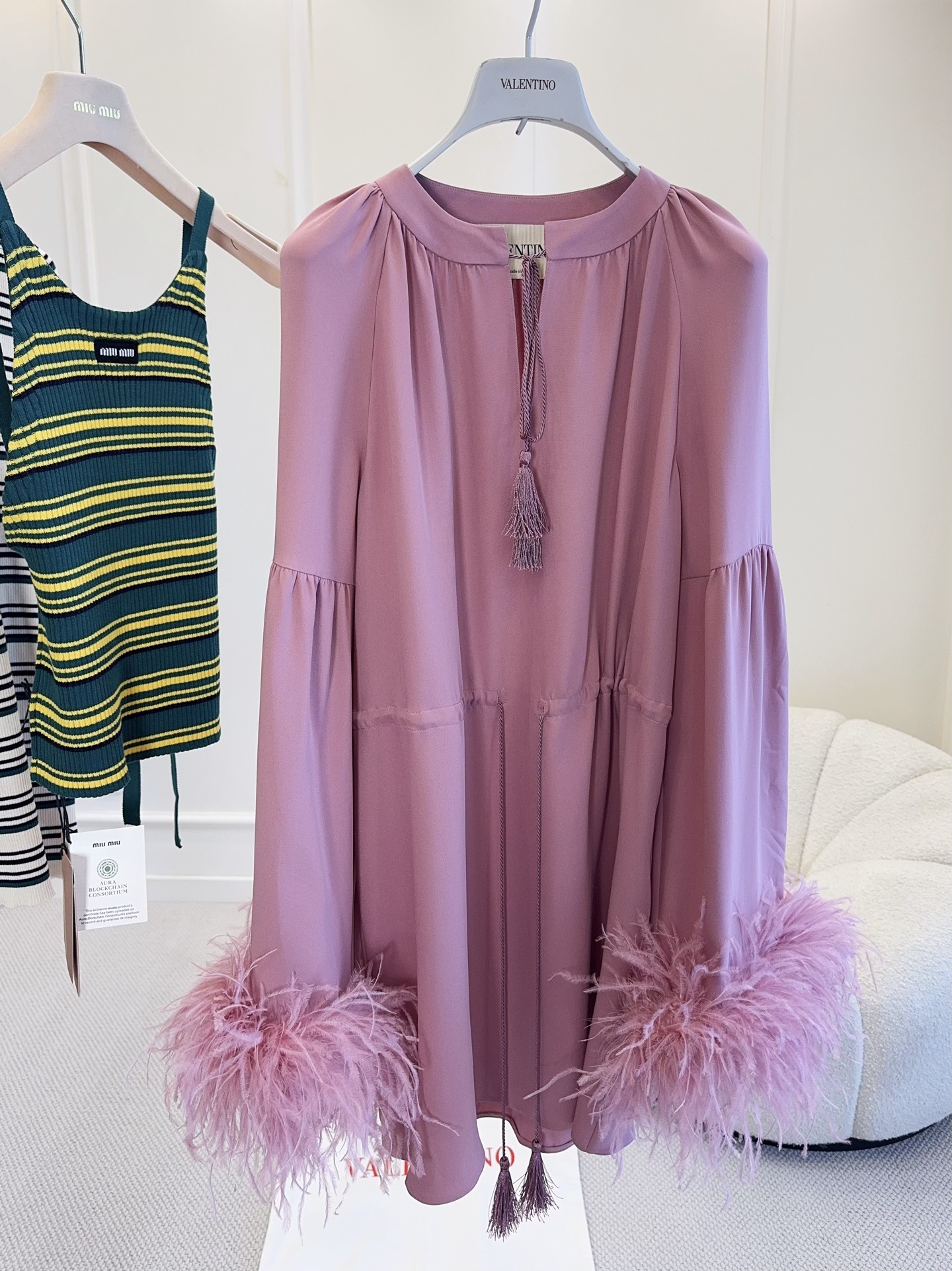 NO:802411,Valentino 2026 new matte pink dress, heavy silk, super romantic and elegant with feather decoration on the cuffs. Loose cut + drawstring details, full of layering, feather embellishment makes the whole body more agile, and directly enhances the temperament!  ,,valentino,skirts,real silk,19860909Valentino2026新款雾粉色连衣裙,重磅真丝,袖口羽毛装饰超浪漫优雅.宽松剪裁+抽绳细节,层次感满满,羽毛点缀让整体更灵动,气质直接拉满！,,valentino,skirts,real silk,,Women's clothing