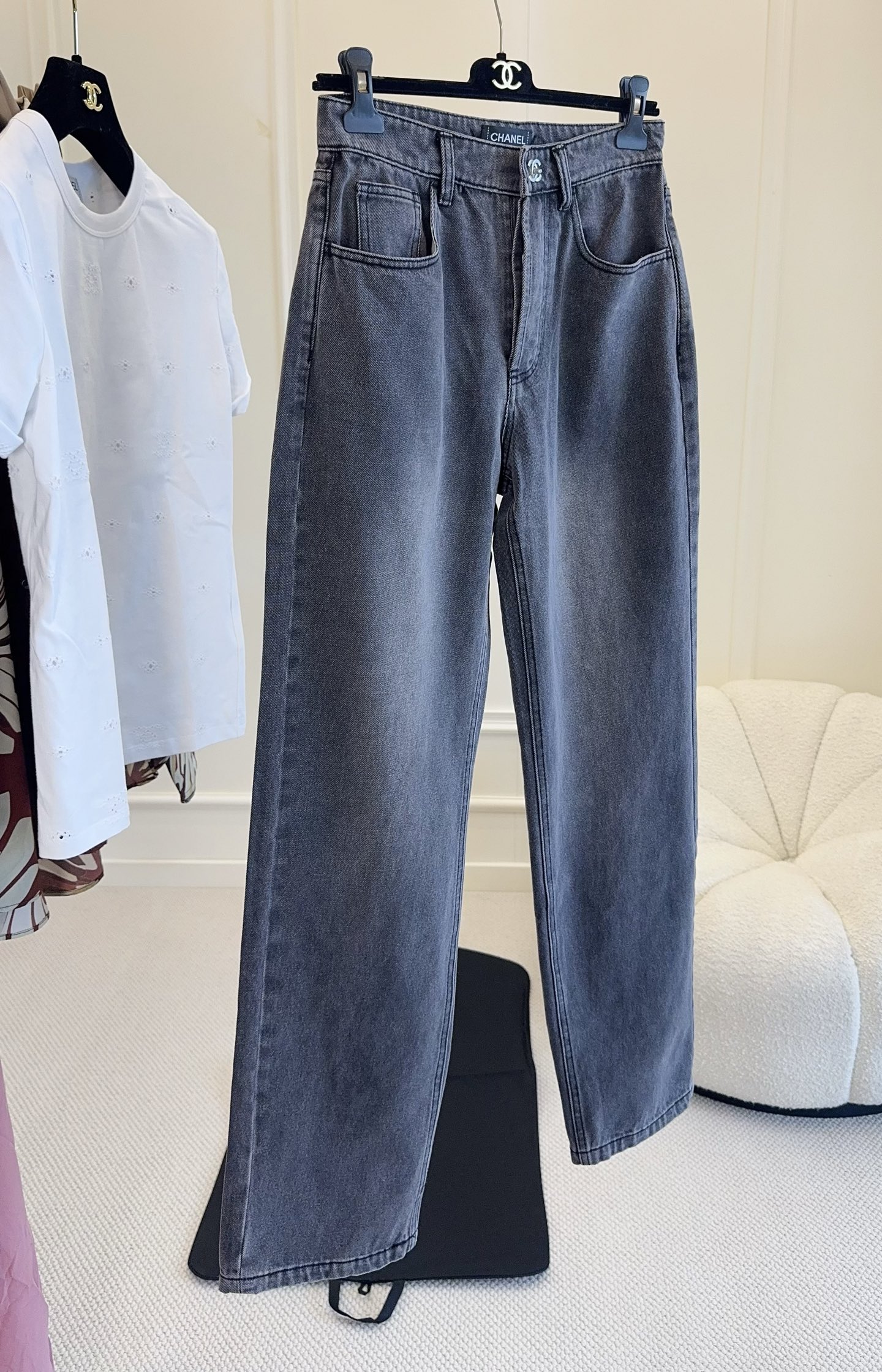 NO:802428,Chanel 2026 new black jeans, classic high-waisted straight design, super recognizable metal double C logo, loose waist, black and versatile, can be easily worn for commuting and leisure. The pants are slim and slimming, modify the leg shape, look great with shirts, sweaters or jackets, easily create a fashionable look!  ,,chanel,jeans,jackets & coats,shirts,19860909Chanel2026新款黑色牛仔裤,经典高腰直筒设计,金属双C标志超有辨识度,宽松腰,黑色百搭,通勤休闲都能轻松驾驭.裤型修身显瘦,修饰腿型,搭配衬衫、针织衫或外套都很出彩,轻松打造时尚造型！,,chanel,jeans,jackets & coats,shirts,,Women's clothing