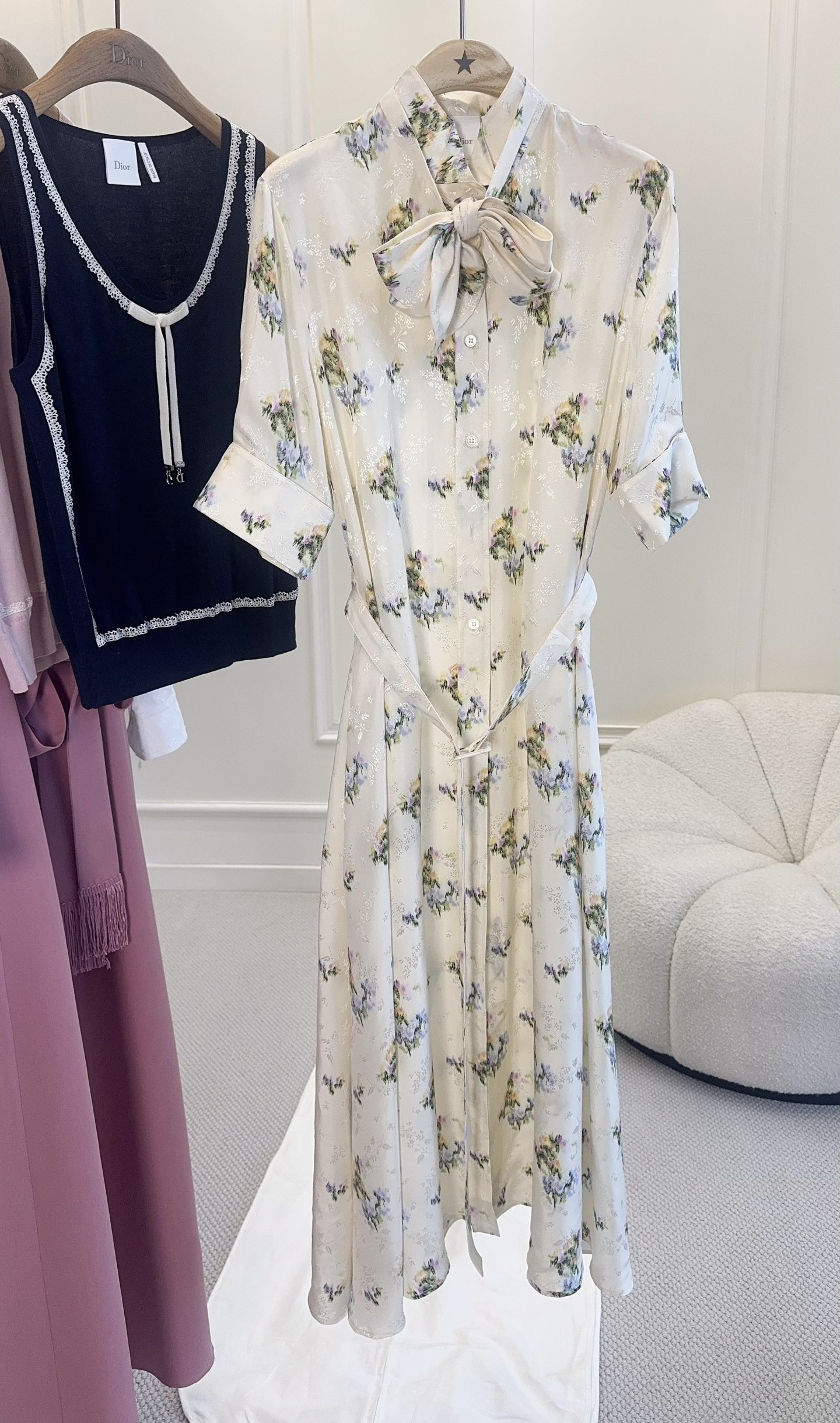 NO:802373,Dior 2026 new silk jacquard floral dress, off-white base with purple and green flowers, full of French romantic atmosphere!  The neckline has a detachable bow, allowing you to switch styles at will, whether it is elegant or everyday. Made of silk jacquard, it has a great drape, which makes it comfortable and classy to wear. The loose straight fit with a belt allows you to easily show off your charming waistline while not being too picky, making it easy to create a ladylike temperament.,, dior, skirts, real silk,19860909Dior 2026新款真丝提花碎花连衣裙,米白底配紫绿花卉,法式浪漫氛围感拉满！领口可拆卸蝴蝶结,随心切换风格,优雅or日常都OK.真丝提花材质,垂坠感超赞,穿着舒适又显高级.宽松直筒搭配腰带,不挑身材的同时又能轻松展现迷人腰线,轻松打造名媛气质.,,dior,skirts,real silk,,Women's clothing