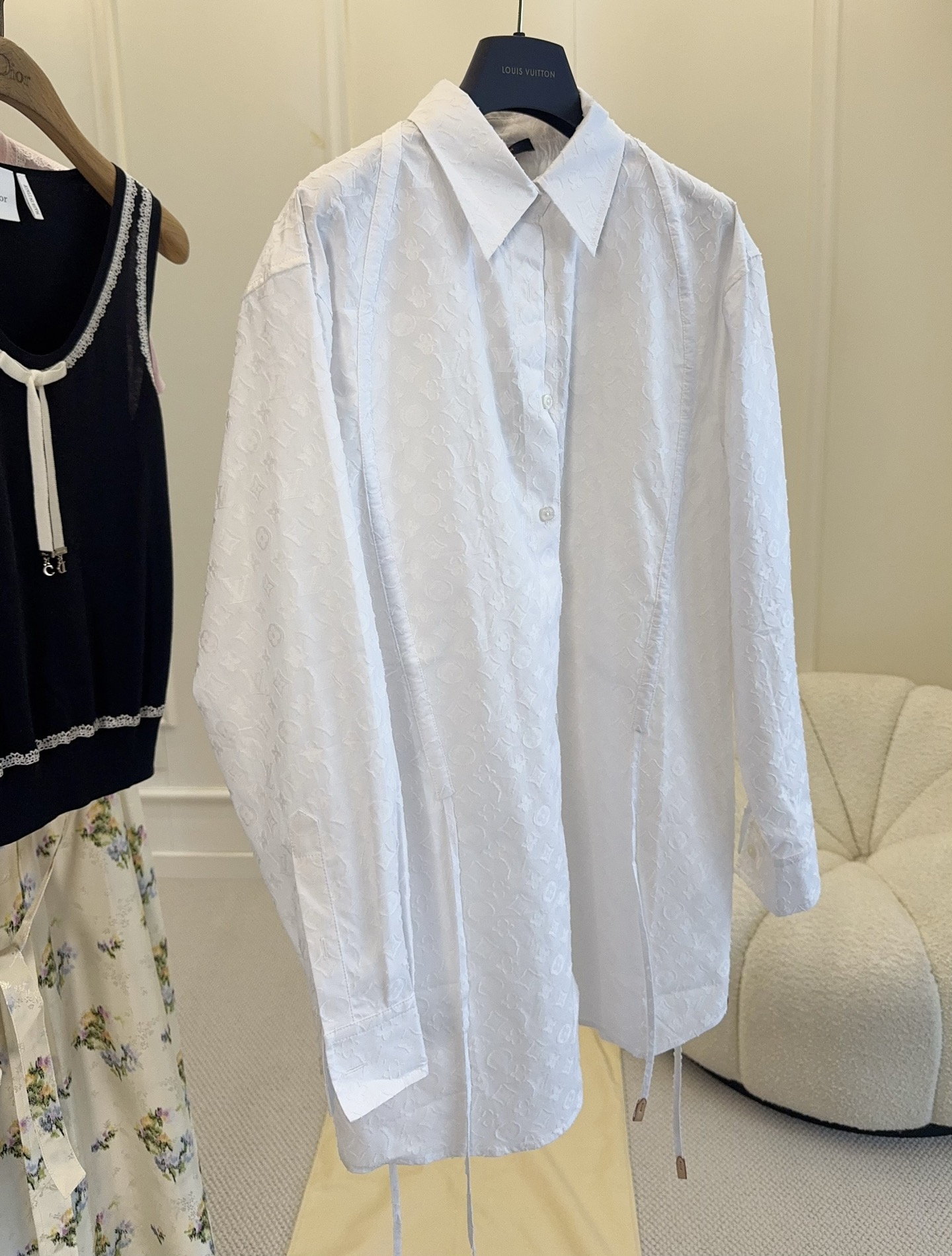 NO:802361,LV’s 2026 new Monogram jacquard shirt skirt is made of dense Monogram jacquard fabric, with raw edge design, and has a delicate and textured texture. The overall is loose, the belt is adjustable, casual and refined, and it is easy to switch between multiple styles. The fabric is comfortable and breathable, and can be easily controlled in daily life or important occasions. Paired with simple inner wear or accessories, it is easy to create a high-end look. The combination of LV classic elements and modern tailoring is fashionable and practical!  ,,louis vuitton,skirts,shirts,19860909LV 2026新款Monogram提花衬衫裙,采用密度Monogram提花面料,剪毛边设计,质感细腻有肌理感.整体宽松,腰带可调节,随性又精致,轻松切换多种风格.面料舒适透气,日常或重要场合都能轻松驾驭,搭配简约内搭或配饰,轻松打造高级感穿搭.LV经典元素与现代剪裁结合,时髦又实用！,,louis vuitton,skirts,shirts,,Women's clothing