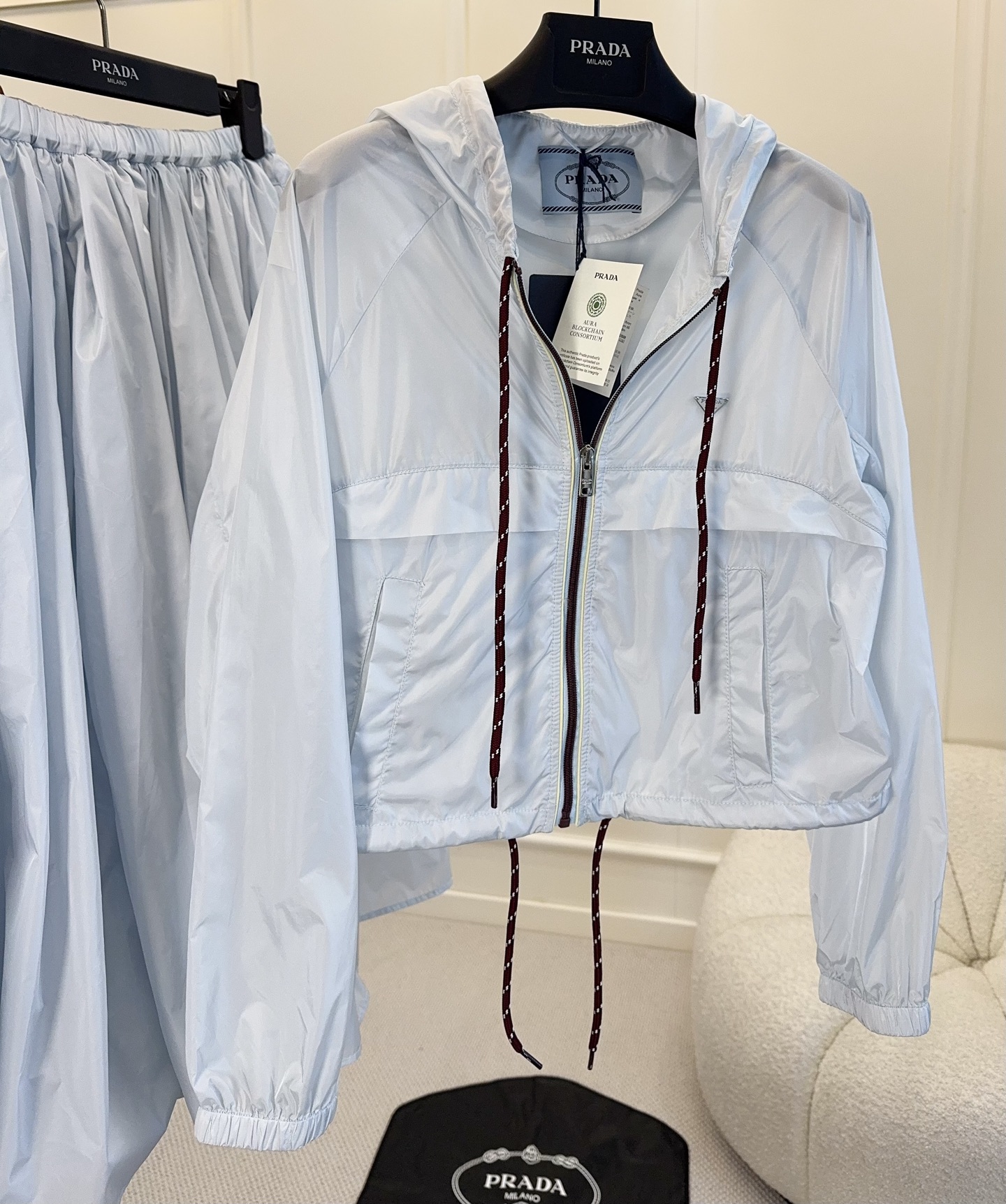 NO:802917,Prada's 2026 new light blue nylon hooded jacket is light, breathable, windproof and comfortable, perfect for spring and summer commuting or outdoor wear!  The short cut makes you taller and slimmer, and is friendly to small people. The burgundy woven drawstring + triangle logo on the chest are highly recognizable, and you must pay attention to details!  The zipper design is easy to put on and take off. The light blue color is refreshing and versatile. It can be easily used for daily outings and outings. It is practical and fashionable ~,, prada, jackets & coats, hats,19860909Prada2026新款浅蓝尼龙连帽外套,轻薄透气,防风又舒适,超适合春夏通勤或户外穿搭！短款剪裁显高显瘦,小个子友好.酒红编织抽绳+胸前三角徽标,辨识度满分,细节控必入！拉链设计穿脱方便,浅蓝色清爽百搭,日常出街、踏青都能轻松驾驭,实用又时髦～,,prada,jackets & coats,hats,,Women's clothing