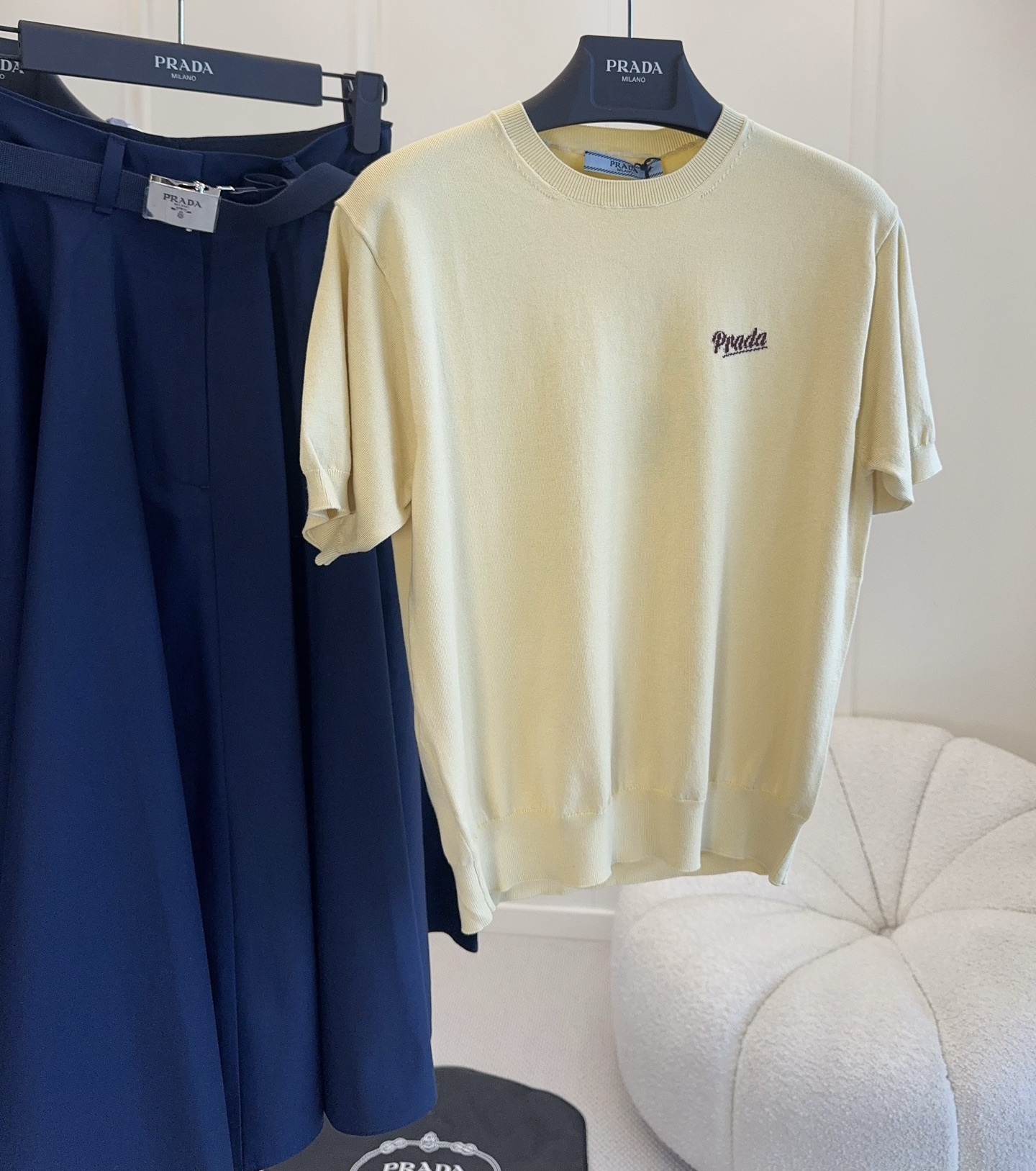 NO:802914,PRADA2026 new light yellow knitted short-sleeve, burgundy embroidered logo is very recognizable, simple and high-end. Tencel material is soft and skin-friendly, has good breathability, and is super comfortable to wear in summer!  The loose fit + round neck design is OK to wear alone or layered, and can be easily used for commuting and leisure. The light yellow color is fresh and soft, and paired with dark or neutral colored items, you can easily get a high-end look!  ,,prada,T-shirt,19860909PRADA2026新款浅黄色针织短袖,酒红刺绣Logo超有辨识度,简约又高级.天丝材质柔软亲肤,透气性好,夏天穿超舒服！宽松版型+圆领设计,单穿或叠搭都很OK,通勤、休闲都能轻松驾驭.浅黄色清新柔和,搭配深色或中性色单品,轻松get高级感穿搭！,,prada,T-shirt,,Women's clothing