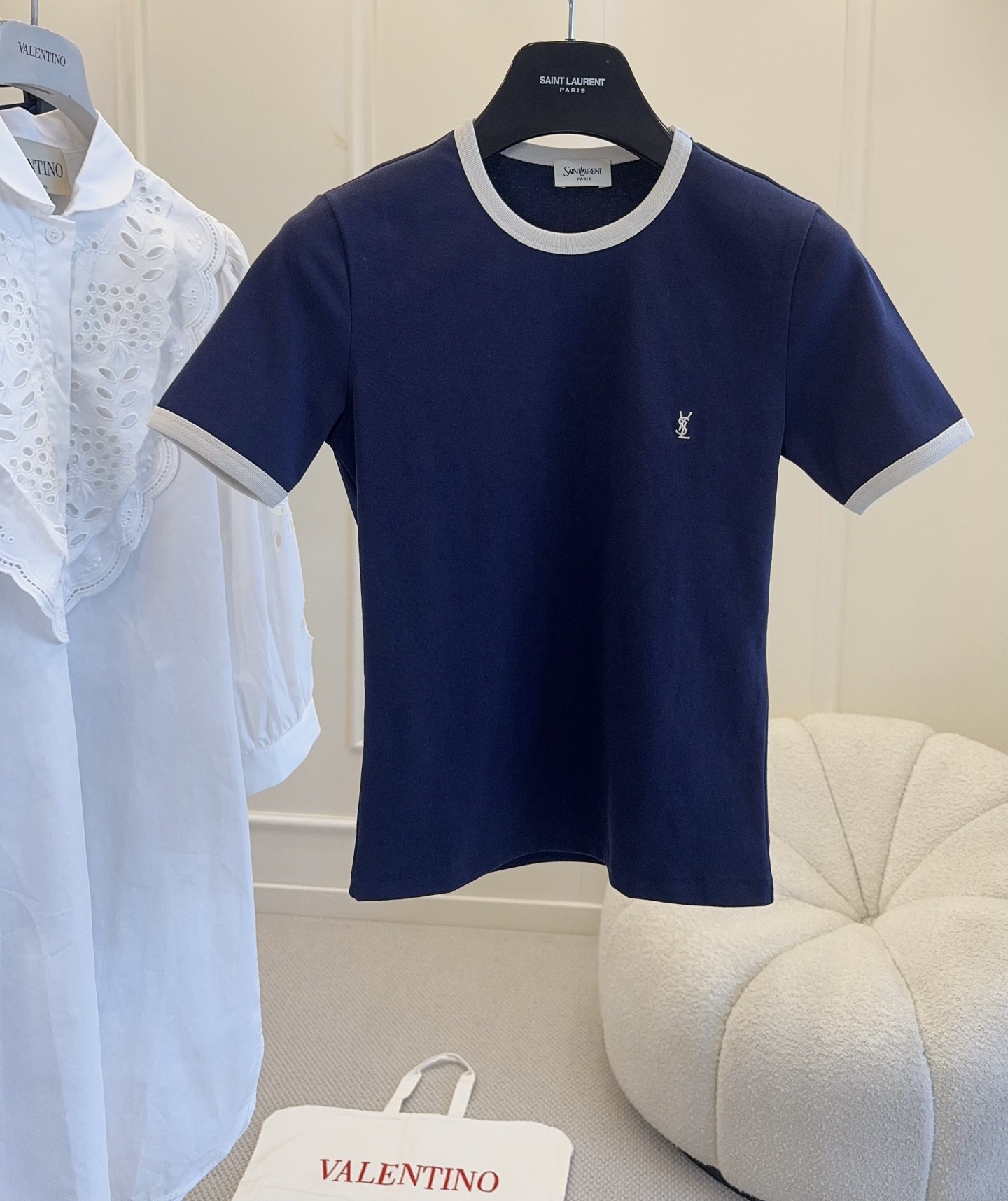 NO:802908,ysl2026 new navy blue contrast T-shirt, classic round neck + white hemming, simple and detailed. YSL embroidered logo on the chest is low-key and exquisite, made of pure cotton, skin-friendly and breathable, super comfortable to wear in spring and summer!  The slim cut fits the body shape, is comfortable and elegant, and can be easily used for daily commuting and leisure. Pair it with jeans or high-waisted pants for a retro casual style. It is a must-have and versatile item in the wardrobe!  ,,saint laurent,jeans,tees,t-shirt,19860909ysl2026新款藏蓝色撞色T恤,经典圆领+白色包边,简约又有细节感.胸前YSL刺绣Logo低调精致,纯棉材质,亲肤透气,春夏穿超舒服！修身剪裁贴合身形,舒适又显气质,日常通勤、休闲都能轻松驾驭,搭配牛仔裤或高腰裤,复古休闲风get,是衣橱必备百搭单品！,,saint laurent,jeans,tees，t-shirt,,Women's clothing