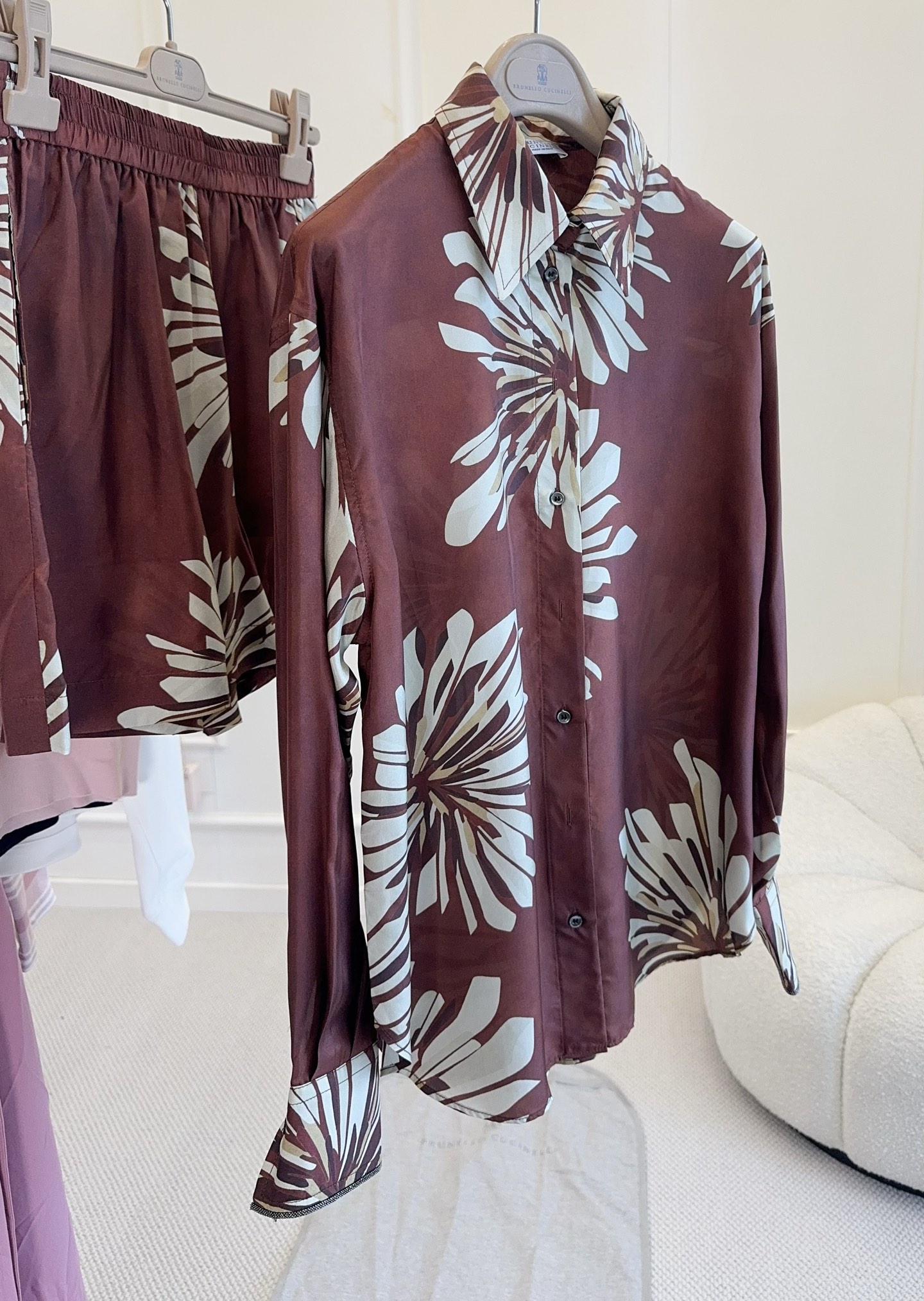 NO:802902,Shirt Shorts Brunello Cucinelli 2026 new silk printed shirt shorts, made of mulberry silk, smooth and delicate to the touch, with natural luster. Bordeaux red base with abstract flowers, full of artistic sense, loose fit, exquisite details on the cuffs and collar, neat tailoring. It can be easily controlled whether commuting or vacationing, paired with the same series of shorts or wide-leg pants, the quiet and elegant atmosphere will be directly enhanced.,, brunello cucinelli, shorts, shirts, real silk,19860909衬衫 短裤Brunello Cucinelli 2026新款真丝印花衬衫短裤,采用桑蚕丝,触感柔滑细腻,带自然光泽.波尔多红底配抽象花卉,艺术感满满,宽松版型超显气质,袖口和领口细节精致,剪裁利落.无论通勤还是度假都能轻松驾驭,搭配同系列短裤或阔腿裤,静奢优雅氛围感直接拉满.,,brunello cucinelli,shorts,shirts,real silk,,Women's clothing