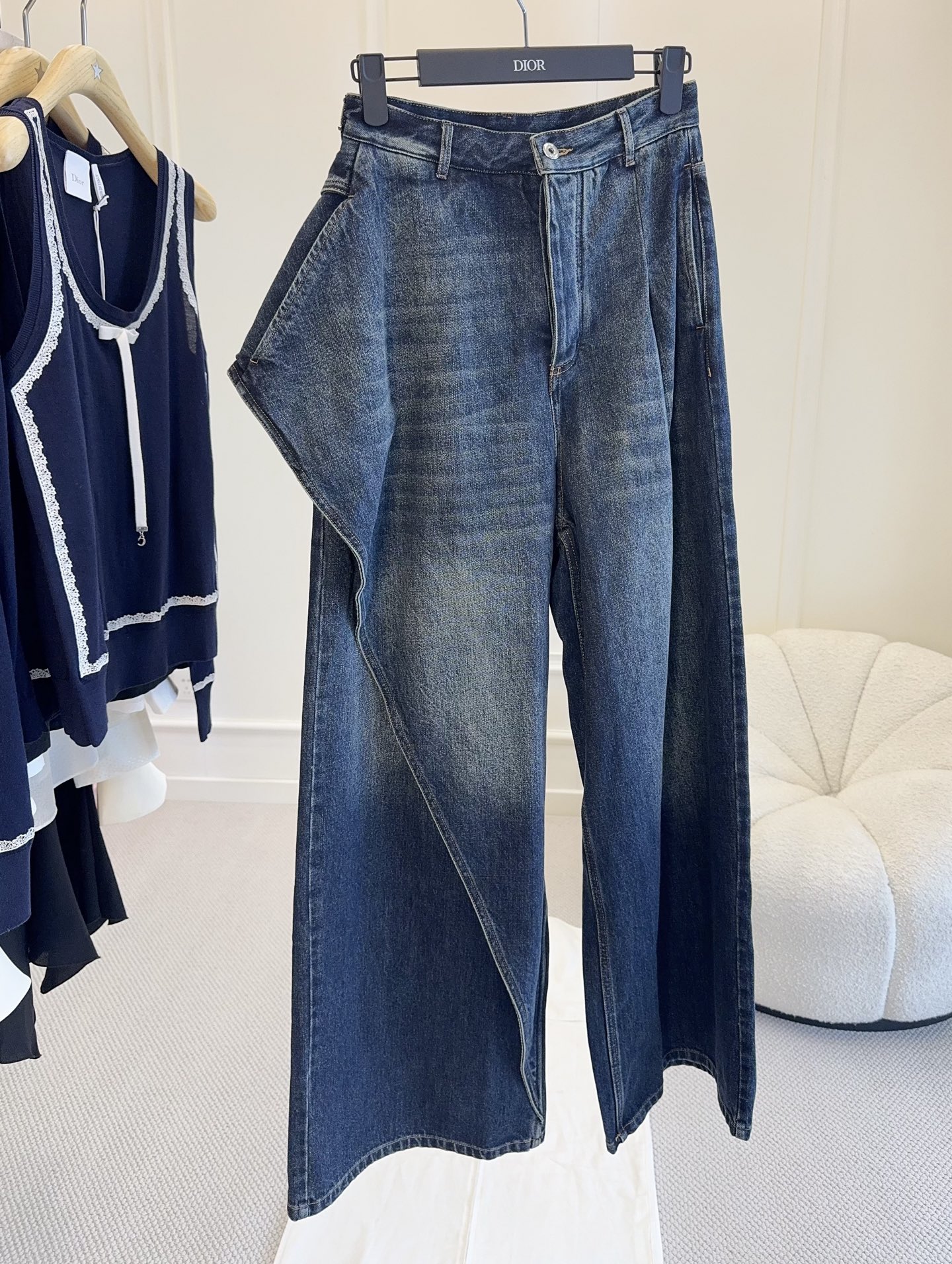 NO:804679,Dior's 2026 new denim wide-leg pants are designed by Jonathan Anderson. The loose wide-leg version shows off the length of the legs. The asymmetrical deconstructed cut on the left side and the triangular fold design are very recognizable. They break the convention of traditional jeans and are full of artistic sense. In the avant-garde deconstruction style, you can easily create a fashionable look with a simple top. A must-have for fashionistas!  ,,dior,jeans,19860909Dior 2026新款牛仔阔腿裤,由Jonathan Anderson设计,宽松阔腿版型超显腿长.左侧不对称解构剪裁,三角翻折设计超有辨识度,打破传统牛仔裤常规,艺术感满满.先锋解构主义风格,搭配简约上衣就能轻松打造时髦造型,时髦精必入！,,dior,jeans,,Women's clothing