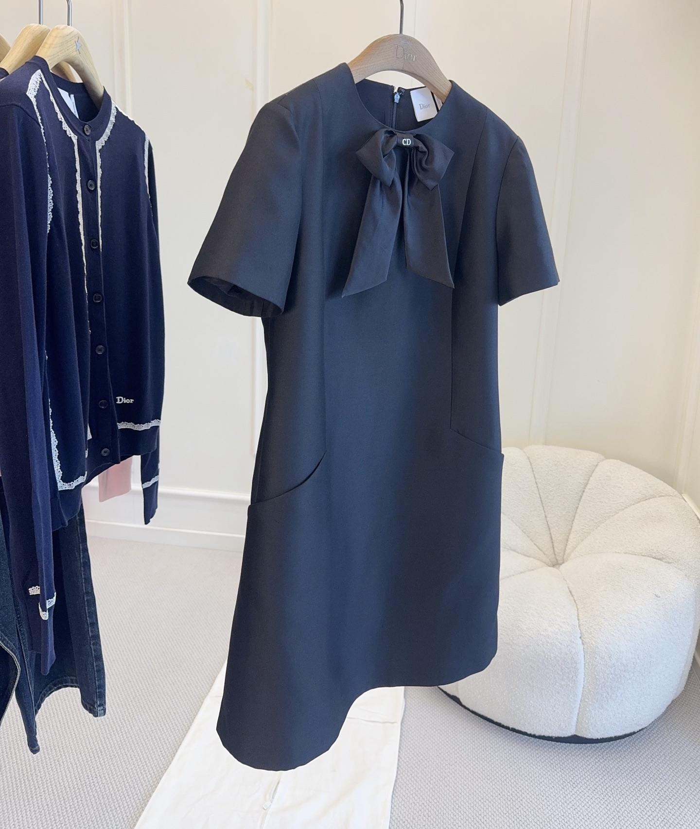 NO:804677,Dior2026 new black bow silk wool dress, simple and elegant, classic black + bow on the chest, full of French temperament. Short-sleeved design, silk wool fabric drape and texture, loose A-line version is super slim, super friendly to the figure!  It can be easily used in daily commuting and formal occasions. Pair it with high heels or a clutch bag to complete the sense of sophistication~, dior, high heels, handbag, skirts, T-shirt,19860909Dior2026新款黑色蝴蝶结丝毛连衣裙,简约优雅,经典黑色+胸前蝴蝶结,法式气质满满.短袖设计,丝毛面料垂坠有质感,宽松A字版型超显瘦,对身材超友好！日常通勤、正式场合都能轻松驾驭,搭配高跟鞋或手拿包,精致感直接拉满～,,dior,high heels,handbag,skirts,T-shirt,,Women's clothing