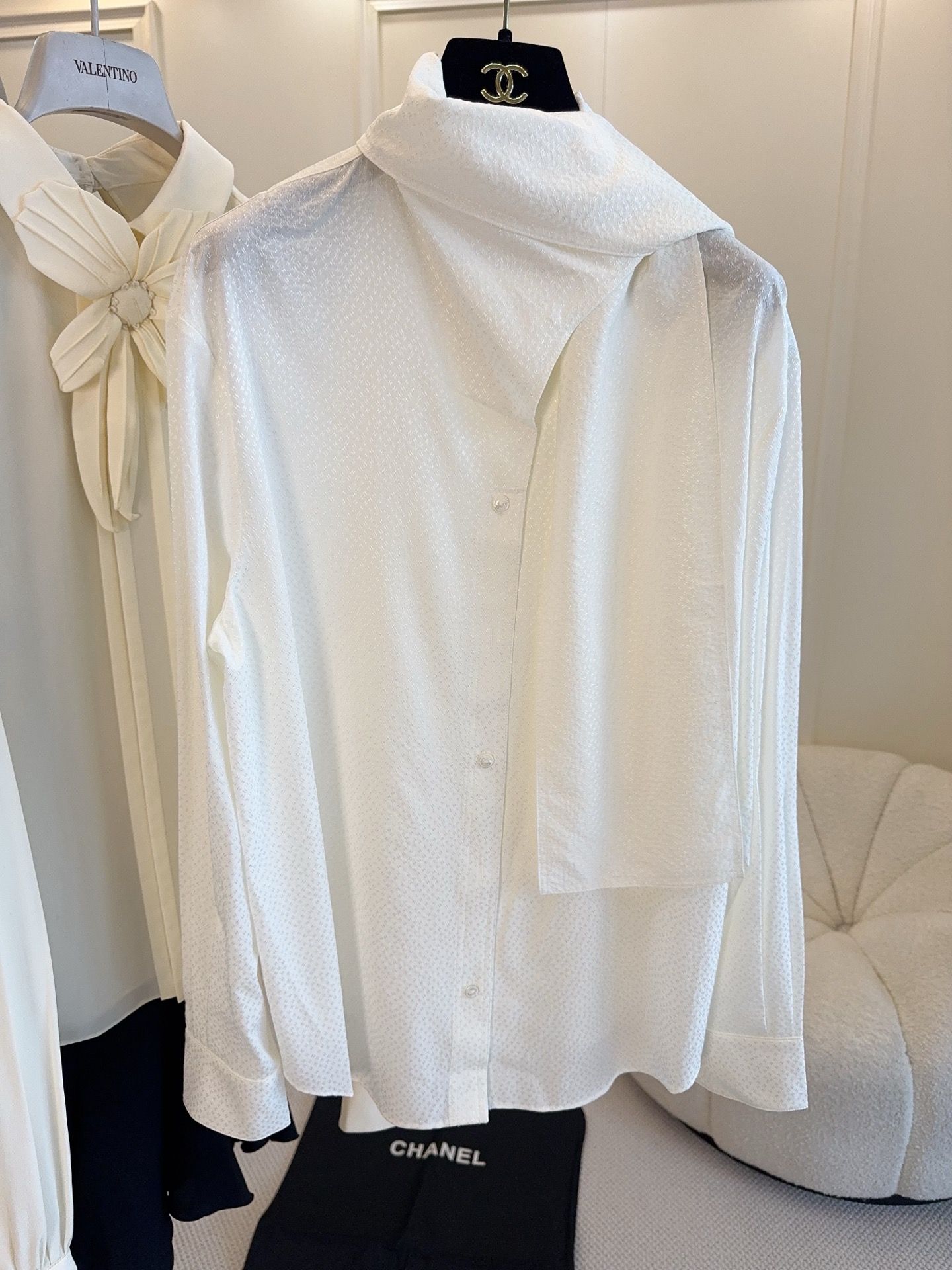NO:804675,Chanel's 2026 new white ribbon shirt, silk jacquard with small logo, soft to the touch and drapey, super elegant neckband design. Long sleeves + shoulder cut, can be easily managed in workplace commuting or formal occasions, perfect temperament!  White is versatile and looks great with suit pants or skirts. It’s easy to switch styles. Exquisite details and high-quality fabrics give Chanel its consistent sense of luxury!  ,,chanel,chanel,skirts,shirts,business suit,real silk,19860909Chanel2026新款白色飘带衬衫,真丝小logo提花,触感柔软有垂坠感,领口飘带设计超优雅.长袖+正肩剪裁,职场通勤或正式场合都能轻松驾驭,气质满分！白色百搭,配西装裤或半裙都很出彩,轻松切换风格.精致细节和高品质面料,香奈儿一贯的高级感！,,chanel,chanel,skirts,shirts,business suit,real silk,,Women's clothing