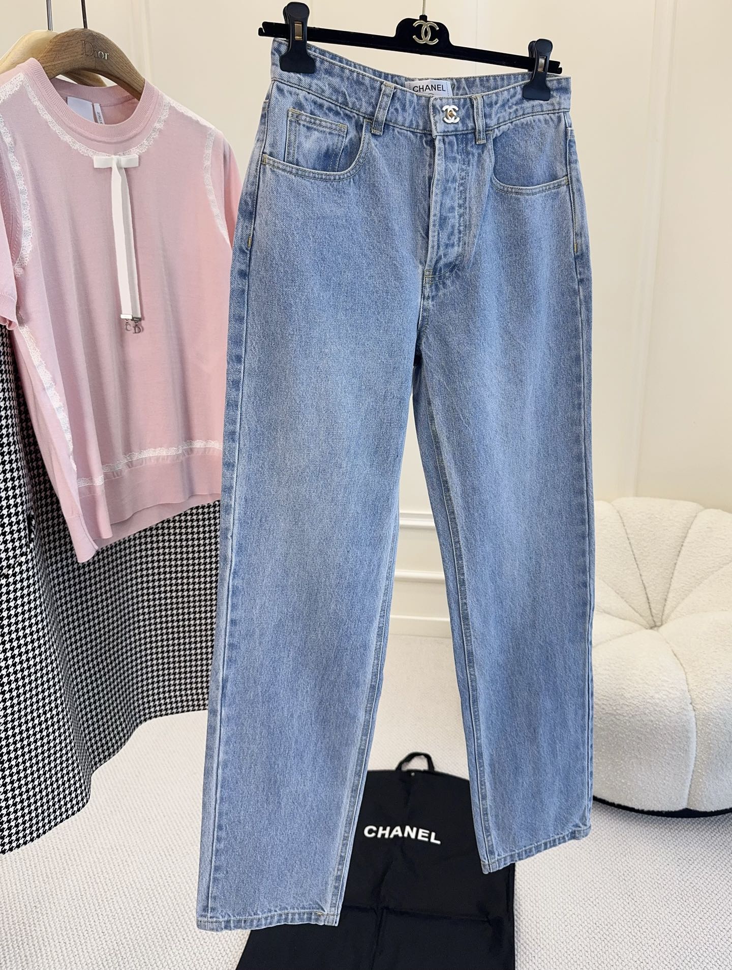 NO:804671,Chanel 2026 new low-waist straight jeans, light blue wash + retro distressing, French relaxation!  The metal Double C Logo is super recognizable. The low-waist design raises the waistline, and the straight cut modifies the leg shape, making it slimmer and taller. It can be easily used for daily commuting and leisure. Pair it with a short top or shirt to easily get a fashionable atmosphere. It is a must-have and versatile item in the wardrobe!  ,,chanel,jeans,shirts,19860909Chanel2026新款低腰直筒牛仔裤,浅蓝水洗+复古做旧,法式松弛感拿捏住！金属双C Logo超有辨识度.低腰设计拉高腰线,直筒剪裁修饰腿型,显瘦又显高,日常通勤、休闲都能轻松驾驭.搭配短上衣或衬衫,轻松get时髦氛围感,是衣橱必备百搭单品！,,chanel,jeans,shirts,,Women's clothing