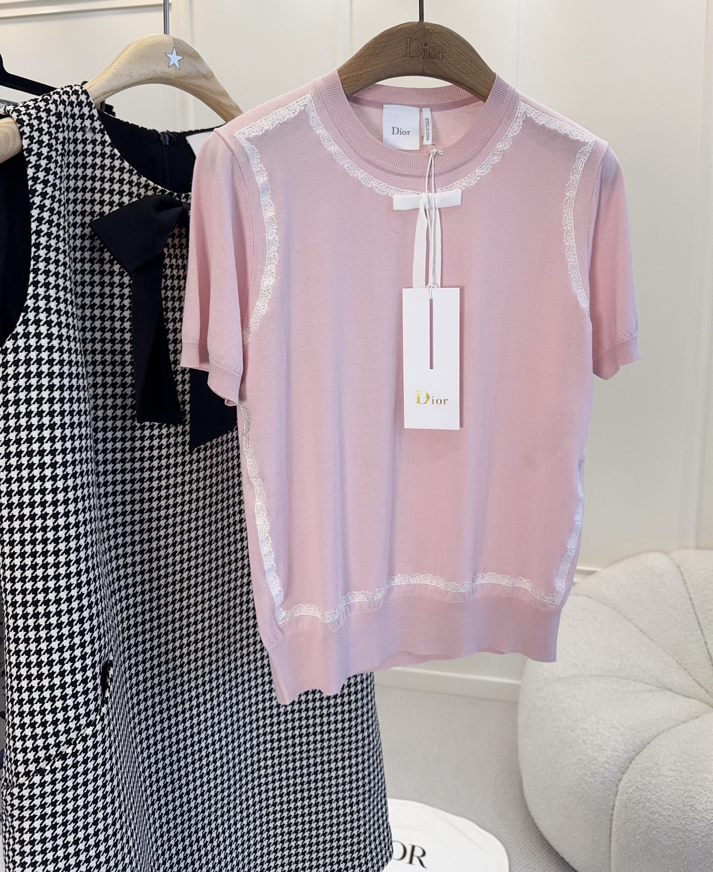 NO:804639,Dior 2026 new pink bow knitted sweater, made of mulberry silk, soft, skin-friendly and breathable, super comfortable to wear in summer!  Round neck + off-white bow + metal pendant, the details are full of lace to outline the neckline, sweet and high-end. The slim fit is slim but not tight, the light pink is white, and the yellow skin can be easily controlled~ It can be worn for daily commuting, dating, and leisure. It looks great with jeans or skirts, and can easily switch between multiple styles!  ,,dior,skirts,jeans,19860909Dior 2026新款粉色蝴蝶结针织衫,桑蚕丝材质,柔软亲肤又透气,夏天穿超舒服！圆领+米白蝴蝶结+金属坠饰,细节满分蕾丝花边勾勒领口,甜美又高级.修身版型显瘦不紧绷,淡粉色显白,黄皮也能轻松驾驭～日常通勤、约会、休闲都能穿,搭牛仔裤或半裙都很出彩,轻松切换多种风格！,,dior,skirts,jeans,,Women's clothing