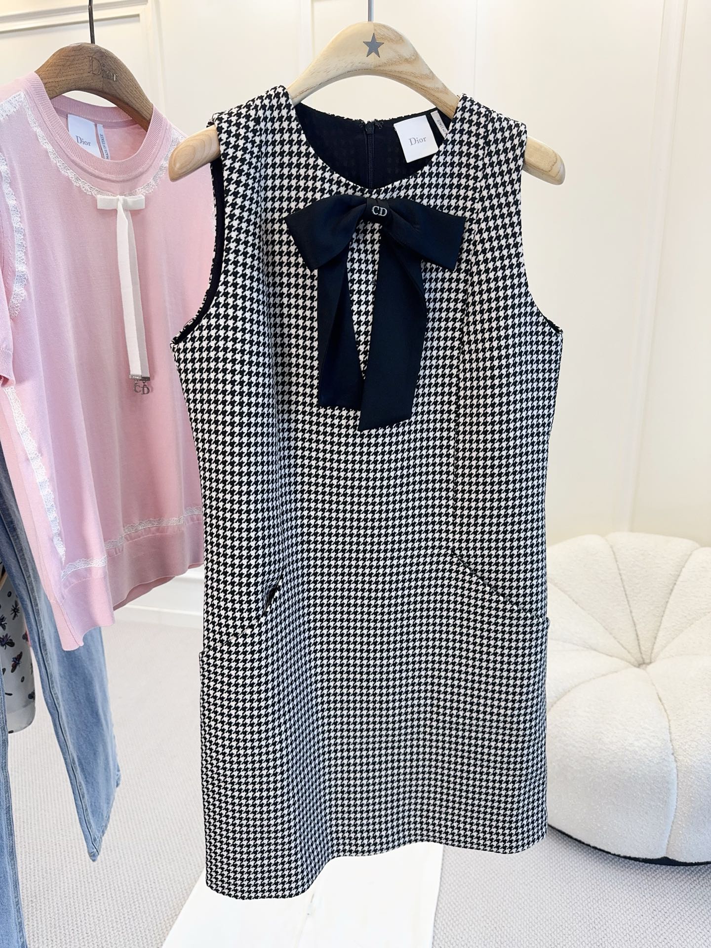 NO:804667,Dior's 2026 new houndstooth dress, classic black and white plaid + large bow, full of elegant retro temperament. Sleeveless design, straight cut is not flattering on the body shape, and the wool blend material is comfortable and high-end. The bow is embellished with details, playful and sweet, and looks good when worn alone or layered!  ,,dior,skirts,19860909Dior 2026新款千鸟格连衣裙,经典黑白格纹+大蝴蝶结,优雅复古气质满分.无袖设计,直筒裁剪不挑身形,羊毛混纺材质舒适又高级.蝴蝶结点缀细节,俏皮甜美,单穿叠穿都好看！,,dior,skirts,,Women's clothing