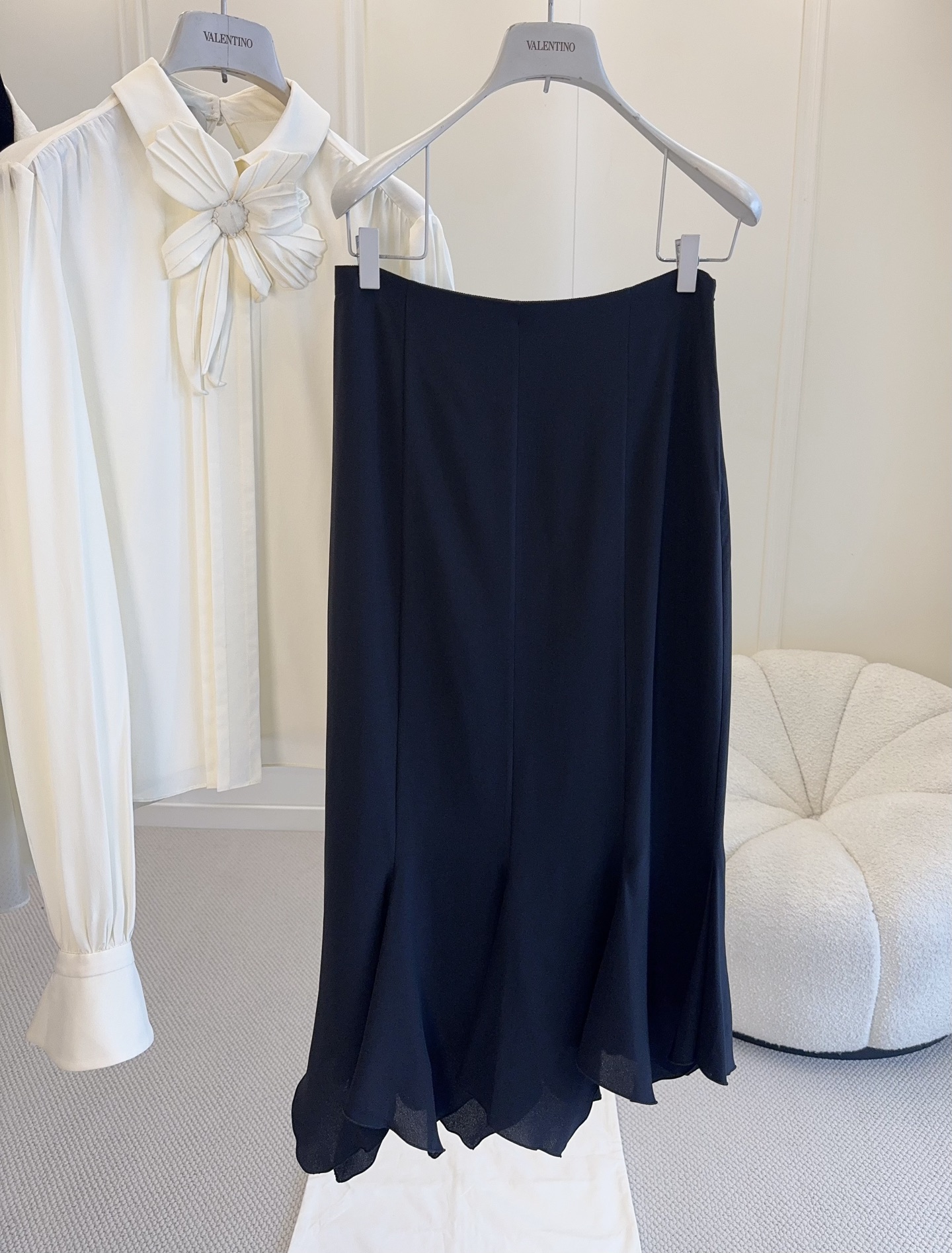 NO:804666,Valentino2026 new silk fishtail skirt, real silk, perfect drape and luster. The high-waist design modifies the waistline, and the fishtail skirt is flexible and elegant, which can be easily used in commuting, workplace, and formal occasions. Black is calm and versatile, and it looks great with light-colored tops or jackets of the same color, easily creating a high-end style.,,valentino,skirts,jackets & coats,real silk,19860909Valentino2026新款真丝鱼尾半裙,真丝,垂坠感和光泽感满分.高腰设计修饰腰线,鱼尾裙摆灵动优雅,通勤、职场、正式场合都能轻松驾驭.黑色沉稳百搭,搭配浅色上衣或同色系外套都很出彩,轻松打造高级感穿搭风格.,,valentino,skirts,jackets & coats,real silk,,Women's clothing