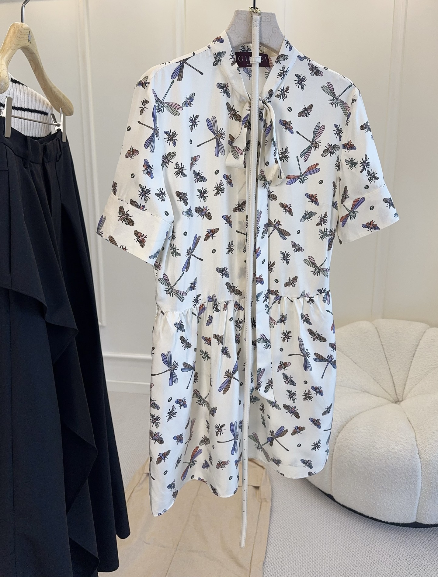 NO:805481,Gucci 2026 new dragonfly print silk dress, mulberry silk, silky to the touch, perfect drape. The apricot color base with colorful dragonfly print is smart and romantic, filling the spring atmosphere!  The bow tie ribbon on the neck and the high-waisted waist design modify the body proportions and are friendly to small people. The short-sleeved version is comfortable and breathable, and can be easily used for daily outings, dates, and vacations!  ,,gucci,skirts,T-shirt,real silk,19860909Gucci 2026新款蜻蜓印花真丝连衣裙,桑蚕丝,触感丝滑,垂坠感满分.奶杏色底配彩色蜻蜓印花,灵动又浪漫,春日氛围感拉满！领口蝴蝶结飘带+高腰收腰设计,修饰身材比例,小个子友好.短袖版型舒适透气,日常出街、约会、度假都能轻松驾驭！,,gucci,skirts,T-shirt,real silk,,Women's clothing