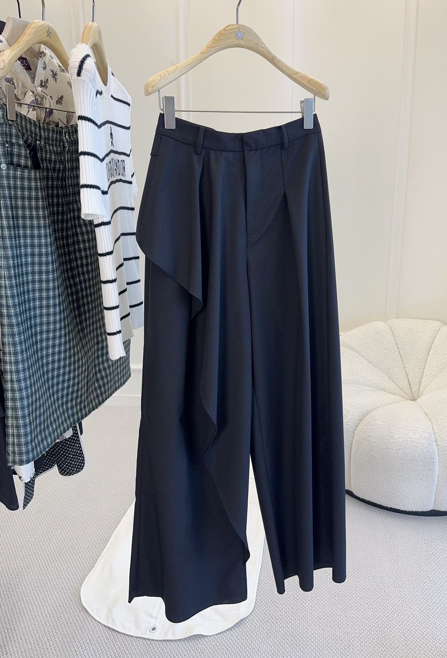 NO:805487,Dior2026 new irregular drape wool wide-leg culottes, wool, perfect drape, smooth lines. Fake two-piece splicing design, both elegant and practical, loose wide-leg version shows leg length, modifies leg shape, suitable for various body types. It can be easily managed for commuting, daily life, and formal occasions. Pair it with a simple top or sweater, you can easily get a high-end look, comfortable and design, fashionable must-have!  ,,dior,skirts,19860909Dior2026新款不规则垂坠感羊毛阔腿裙裤,羊毛,垂坠感满分,线条流畅.假两件拼接设计,兼具优雅与实用,宽松阔腿版型超显腿长,修饰腿型,适合多种身材穿搭.通勤、日常、正式场合都能轻松驾驭.搭配简约上衣或针织衫,轻松get高级感穿搭,舒适又有设计感,时髦精必入！,,dior,skirts,,Women's clothing