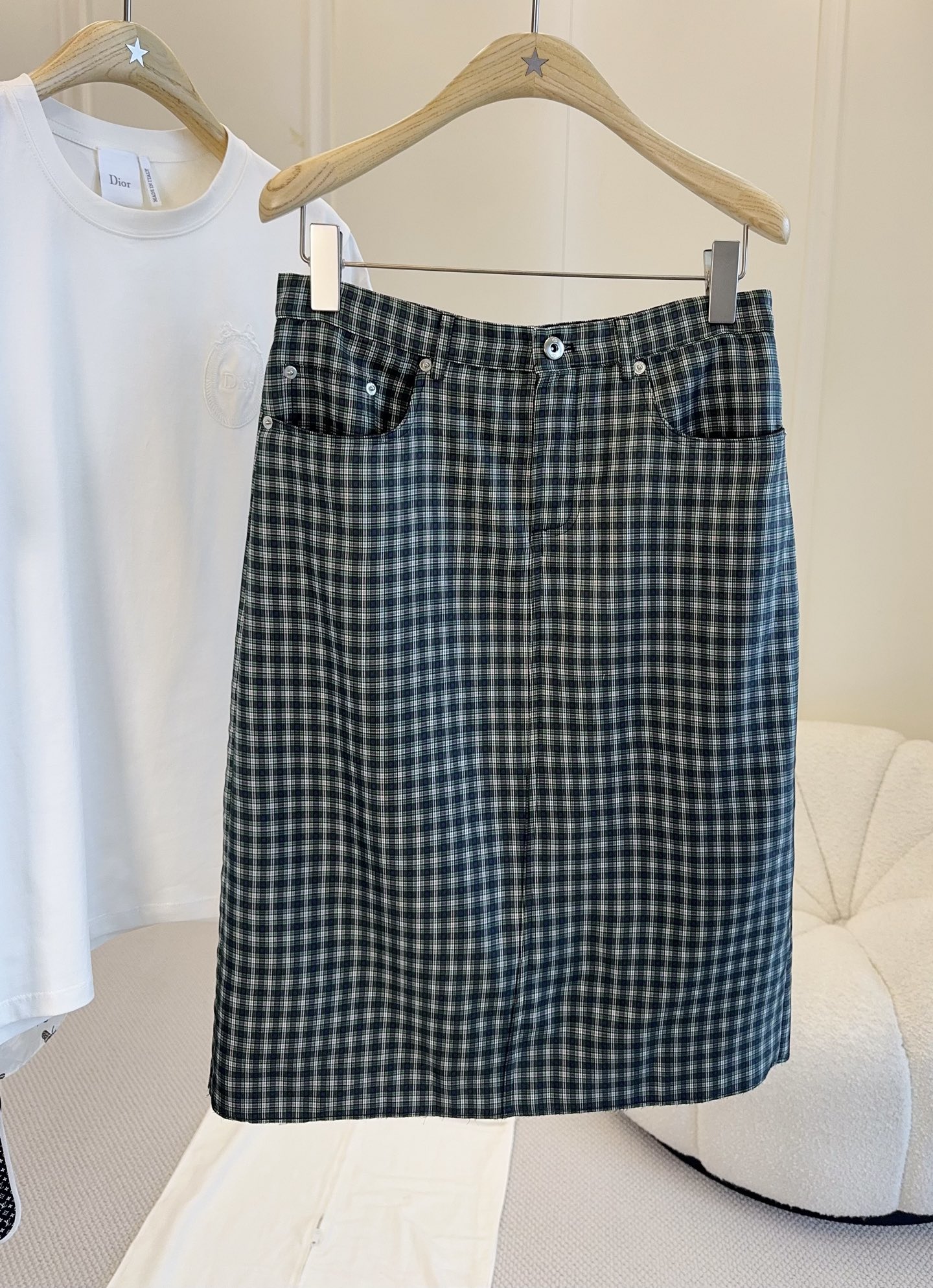 NO:805490,Dior2026 new plaid skirt, made of silk and acetate fiber, feels smooth and shiny, and has perfect drape!  Retro plaid + high-waisted straight cut, modified waistline, easy to control in daily commute. Mid-length skirt, paired with shirt or suit jacket, elegant and capable, easily create a high-end style.,, dior, skirts, jackets & coats, shirts, business suit, real silk,19860909Dior2026新款格纹半裙,真丝与醋酸纤维复合,触感柔滑有光泽,垂坠感满分！复古格纹+高腰直筒剪裁,修饰腰线,通勤日常都能轻松驾驭.中长款裙长,搭配衬衫或西装外套,优雅又干练,轻松打造高级感穿搭风格.,,dior,skirts,jackets & coats,shirts,business suit,real silk,,Women's clothing