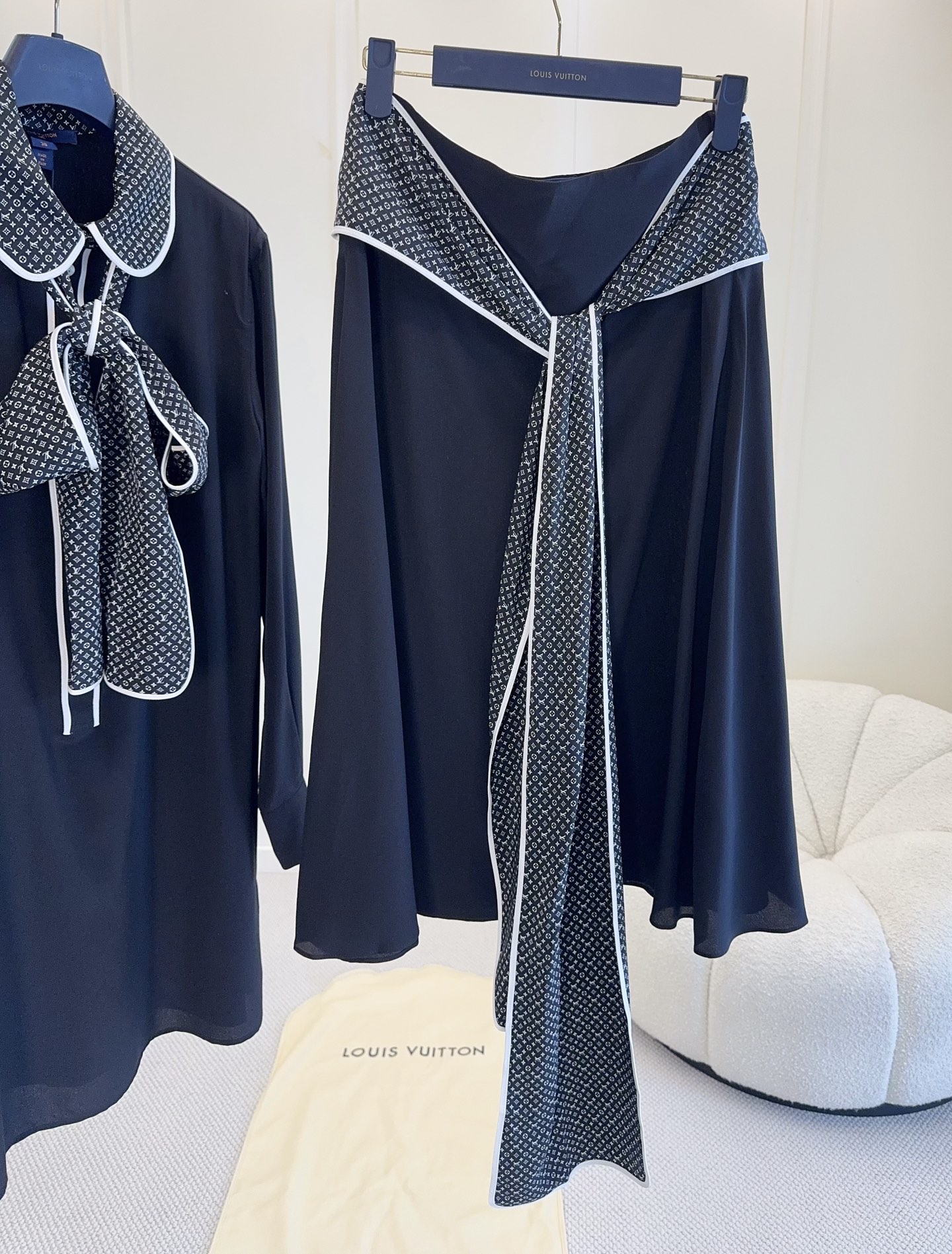 NO:805496,LV 2026 new black silk skirt, 100. Real silk, simple and elegant, black fabric on the skirt, presbyopia printed straps at the waist + white piping, full of layering. Mid-length design, easy to control for daily commuting, paired with a white shirt or knitted top, it will directly enhance your intellectual temperament!  The strap details are super design, practical and fashionable, making it easy to create a high-end look~,,louis vuitton,skirts,shirts,real silk,19860909LV 2026新款黑色真丝半身裙,100.真丝,简约优雅,裙身黑色面料,腰间老花印花绑带+白色滚边,层次感满满.中长款设计,通勤日常都能轻松驾驭,搭配白衬衫或针织上衣,知性气质直接拉满！绑带细节超有设计感,实用又时髦,轻松打造高级感穿搭～,,louis vuitton,skirts,shirts,real silk,,Women's clothing