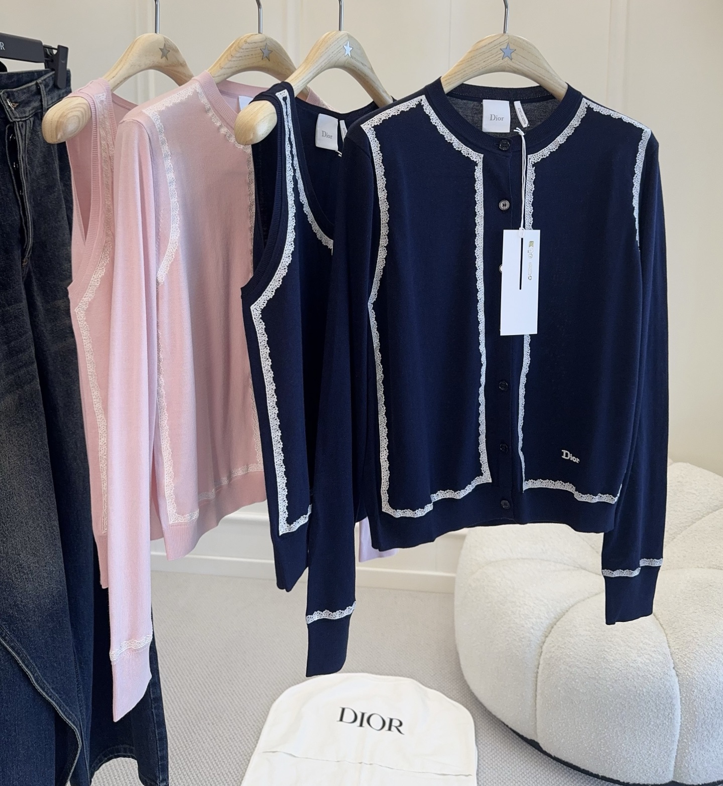 NO:807206,Dior's 2026 new embroidered knitted cardigan is full of softness and luster, and has a super delicate touch. The lace embroidery is romantic and elegant, with exquisite details. It can be easily controlled during commuting and daily life. It is gentle and high-end when worn alone or paired with suspenders, practical and versatile!  ,,dior,19860909Dior2026新款刺绣针织开衫,柔润光泽感满满,触感超细腻.蕾丝边刺绣,浪漫优雅,细节精致.通勤日常都能轻松驾驭,单穿或搭配吊带都很温柔高级,实用又百搭！,,dior,,Women's clothing