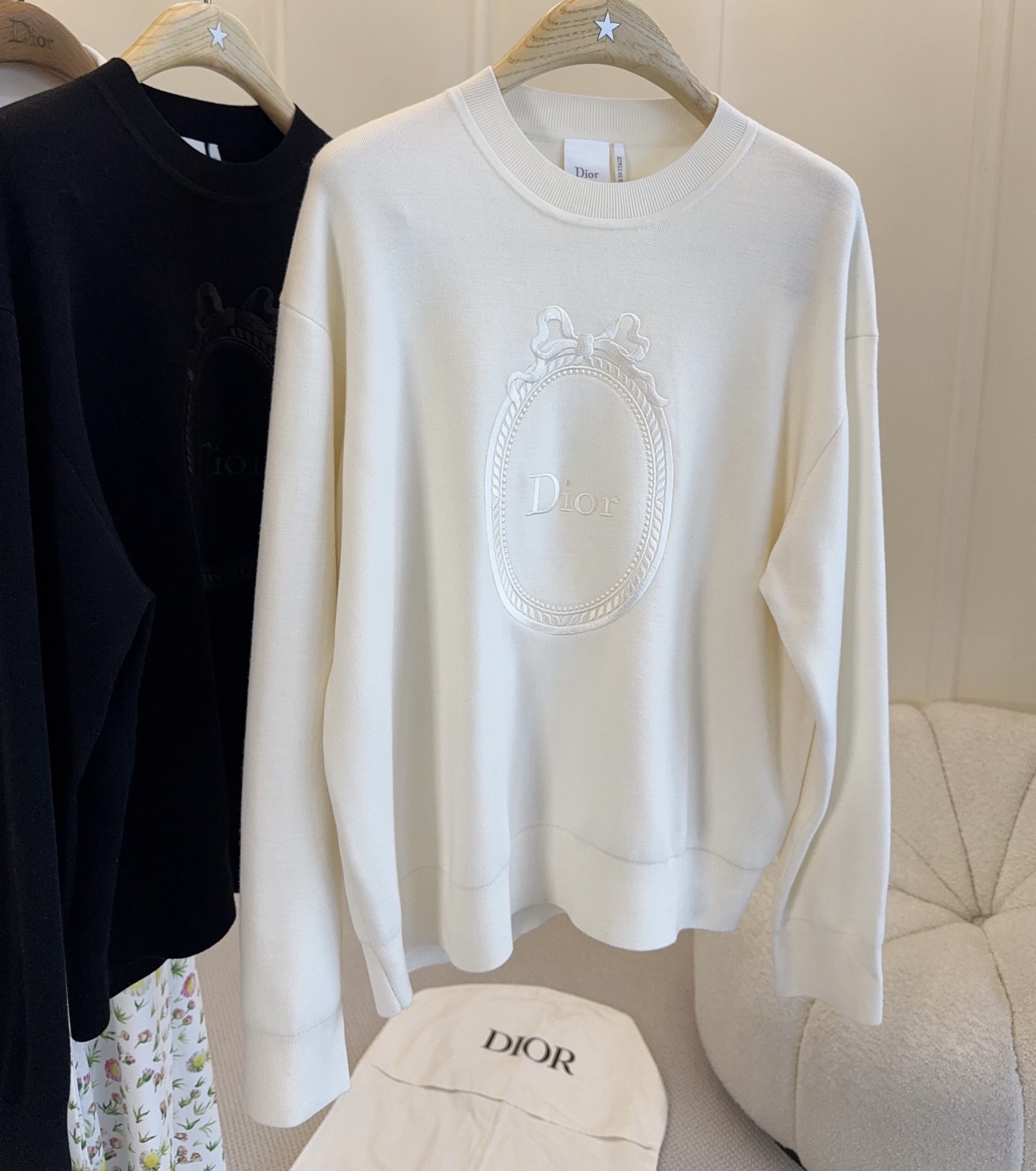 NO:807200,Dior2026 new knitted embroidered sweatshirt, wool blend, soft fabric, front oval relief + bow design, perfect details, high brand recognition. Loose version, tolerant of a variety of body types, easy to control for daily commuting or leisure, looks great with jeans or casual pants, easy to get a high-end look!  ,,dior,hoodie,sweatshirts,jeans,19860909Dior2026新款针织刺绣卫衣,羊毛混纺,柔软面料,正面椭圆浮雕+蝴蝶结设计,细节满分,品牌辨识度超高.宽松版型,包容多种身材,日常通勤或休闲都能轻松驾驭,随便配牛仔裤、休闲裤都很出彩,轻松get高级感穿搭！,,dior,hoodie,sweatshirts,jeans,,Women's clothing