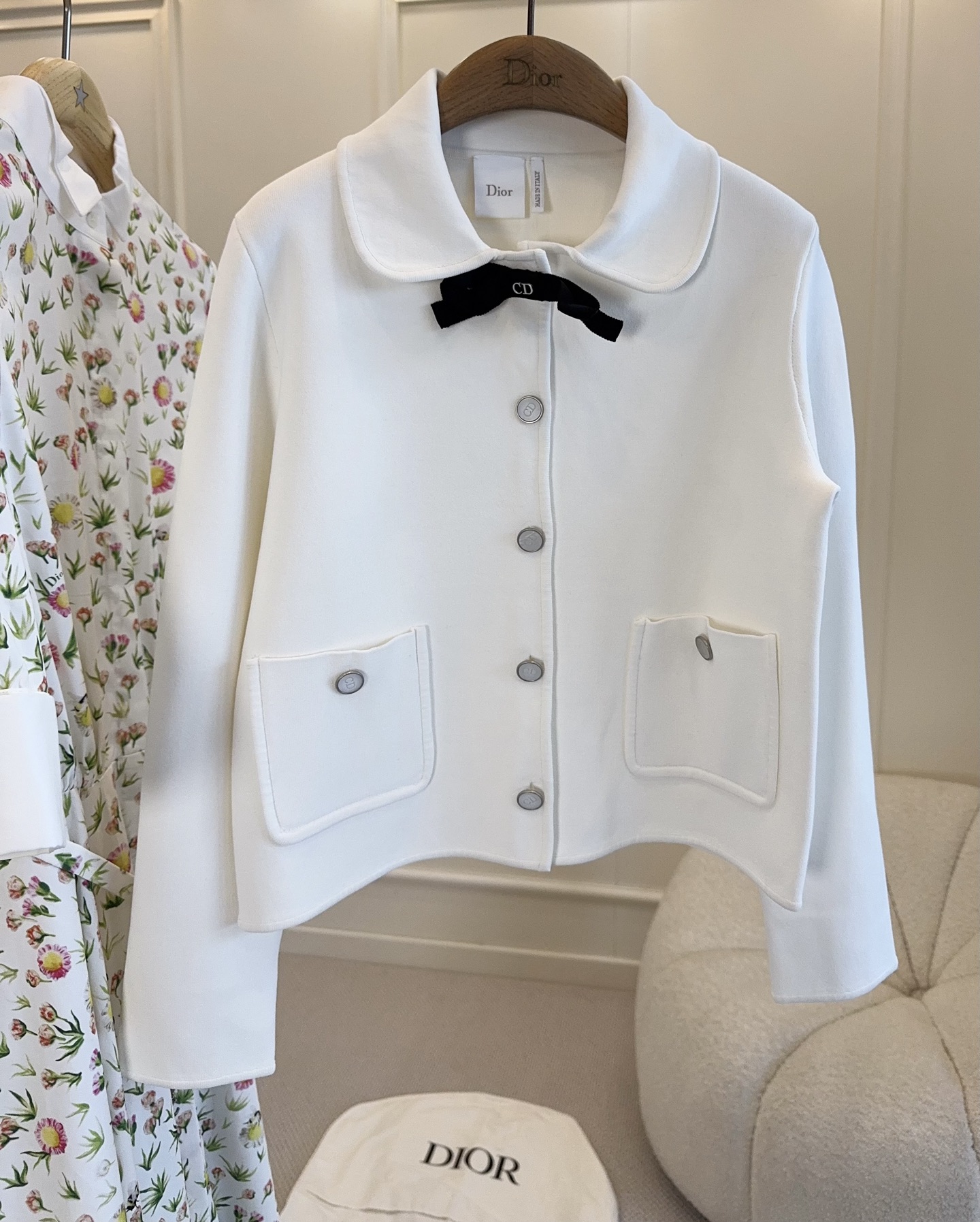 NO:807223,Dior's new white knitted jacket, soft elastic fabric, doll collar + black bow embellishment, delicate and elegant. Front metal buttons + symmetrical pockets, practical and design. Short cut, paired with high-waisted pants or skirts, you can easily create a French lady style. It can be worn for commuting, dating and daily life. It is gentle and noble, with perfect details. It is a must-have item in early spring!  ,,dior,skirts,jackets & coats,19860909Dior新款白色针织外套,柔软弹力面料,娃娃领+黑色蝴蝶结点缀,精致又优雅.正面金属纽扣+对称口袋,实用又有设计感.短款剪裁,搭配高腰裤或裙装,轻松打造法式名媛风,通勤、约会、日常都能穿,温柔显贵,细节满分,是早春必入单品！,,dior,skirts,jackets & coats,,Women's clothing