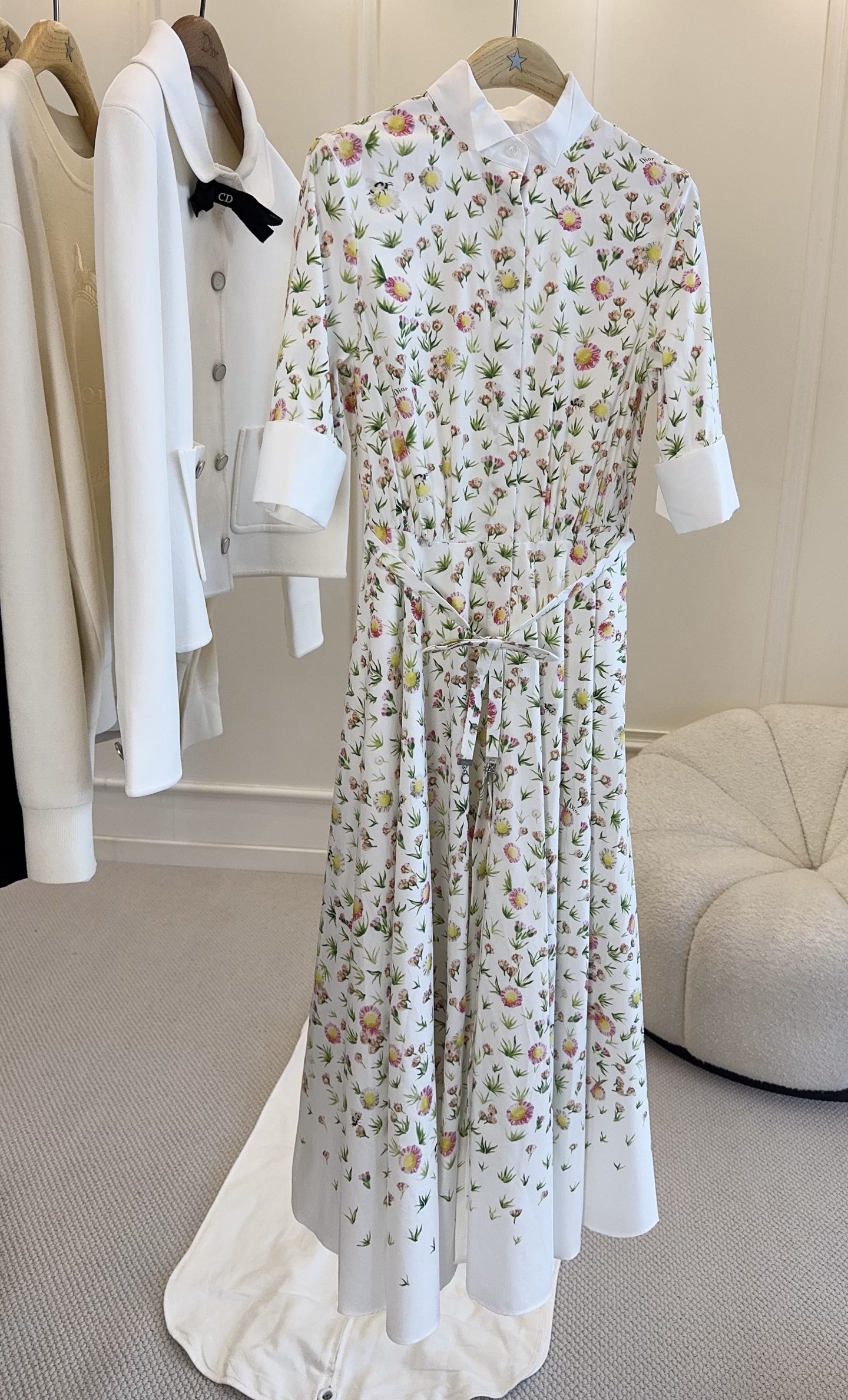 NO:807212,Dior 2026 new printed long skirt, white base with colorful flowers, full of fresh pastoral style!  The waist cut is super flattering, and the cotton fabric is soft and breathable, making it super comfortable to wear in spring and summer. The skirt is just the right length, elegant and practical, and can be easily used for commuting, dating, and vacations. Exquisite details + age-reducing fashion, a Dior classic!  ,,dior,skirts,19860909Dior 2026新款印花长裙,白色底配缤纷花卉,清新田园风满满！收腰剪裁超显身材,棉质面料柔软透气,春夏穿超舒服～裙摆长度刚好,优雅又实用,通勤、约会、度假都能轻松驾驭.精致细节+减龄时尚,Dior经典之作！,,dior,skirts,,Women's clothing