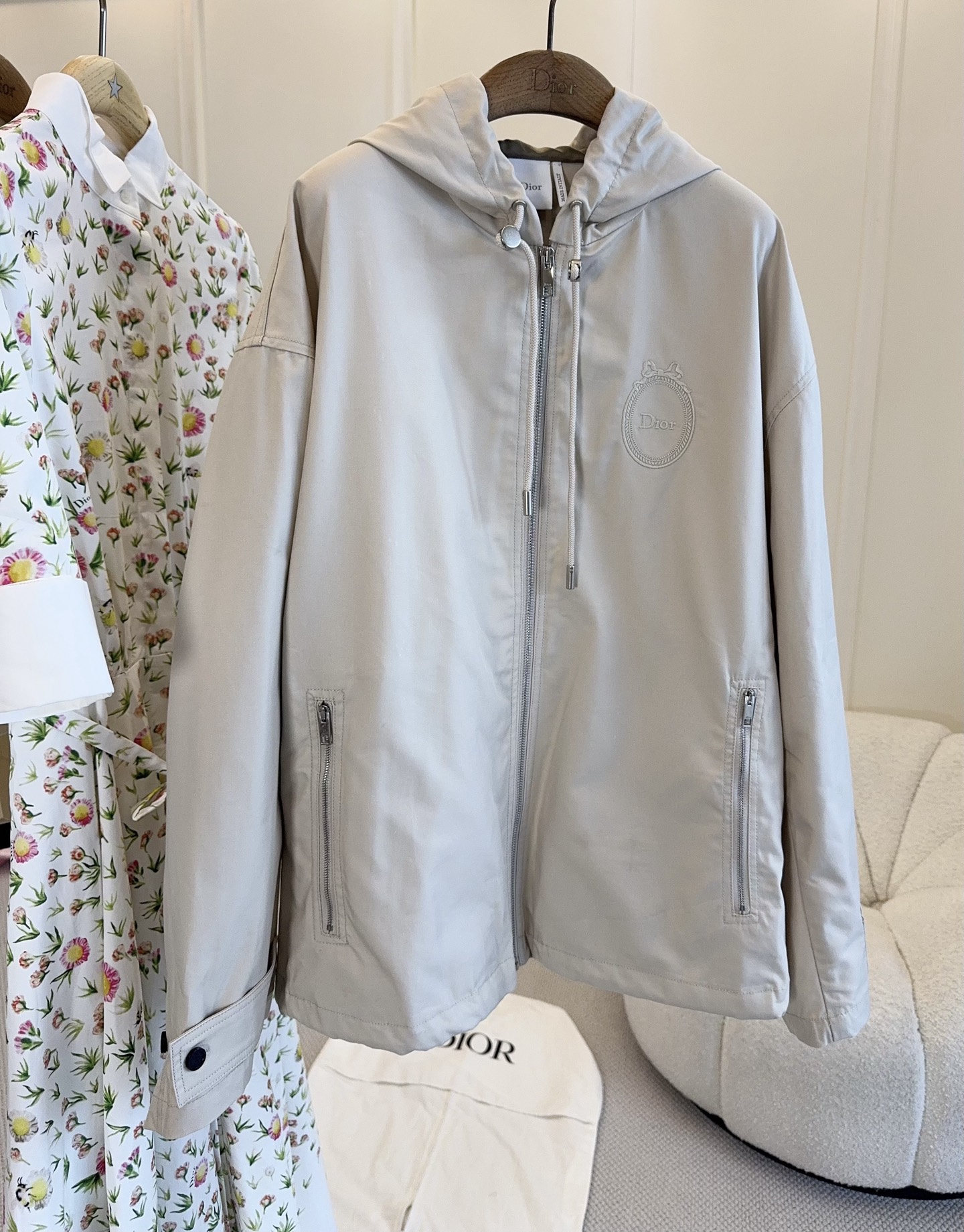 NO:807218,Dior2026 new hooded windbreaker, the same color embroidered logo on the chest is very recognizable, low-key and high-end. The loose version is comfortable and not restrictive to wear. The hood + zipper design is perfect for practicality, the zipper pockets on both sides are convenient for storage, the cuffs are adjustable, and the details are full!  Easily create a casual fashion~,,dior,hats,19860909Dior2026新款连帽风衣,胸前同色系刺绣徽标超有辨识度,低调又高级.宽松版型,穿着舒适不束缚.连帽+拉链设计,实用性满分,两侧拉链口袋方便收纳,袖口可调节,细节感拉满！轻松打造随性时髦感～,,dior,hats,,Women's clothing