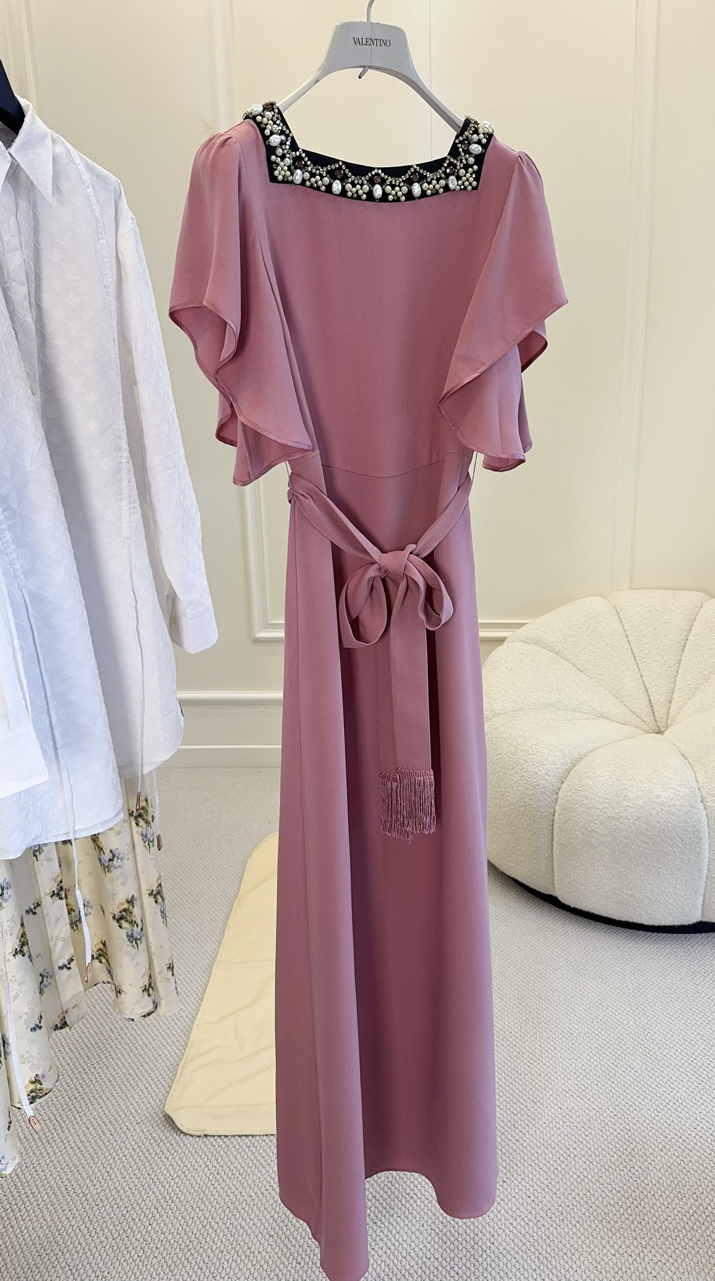 NO:807224,Valentino's 2026 new smoky pink heavyweight silk dress has elegance and nobility carved into its bones. The pearl and rhinestone inlay at the square collar is the finishing touch, instantly enhancing the sense of sophistication; the cascading lotus leaf sleeves gently hide the flesh, and the tassel belt of the same color is casually tied, and it is  It outlines the perfect proportions. The silk fabric with perfect drape makes the skirt elegant and flexible when walking. For important occasions such as dinner parties, the stunning atmosphere shirt perfectly combines French romance and high-end texture.,,valentino,skirts,real  silk,19860909Valentino2026新款烟粉重磅真丝礼服裙,,把优雅与贵气刻进了骨子里,方领处的珍珠水钻镶嵌是点睛之笔,瞬间拉高精致感；层叠荷叶袖温柔藏肉,同色系流苏腰带随性一系,就勾勒出完美比例.垂坠感满分的真丝面料,走动间裙摆飘逸灵动,晚宴等重要场合,一眼惊艳的氛围感战袍,将法式浪漫与高定质感完美融合.,,valentino,skirts,real silk,,Women's clothing