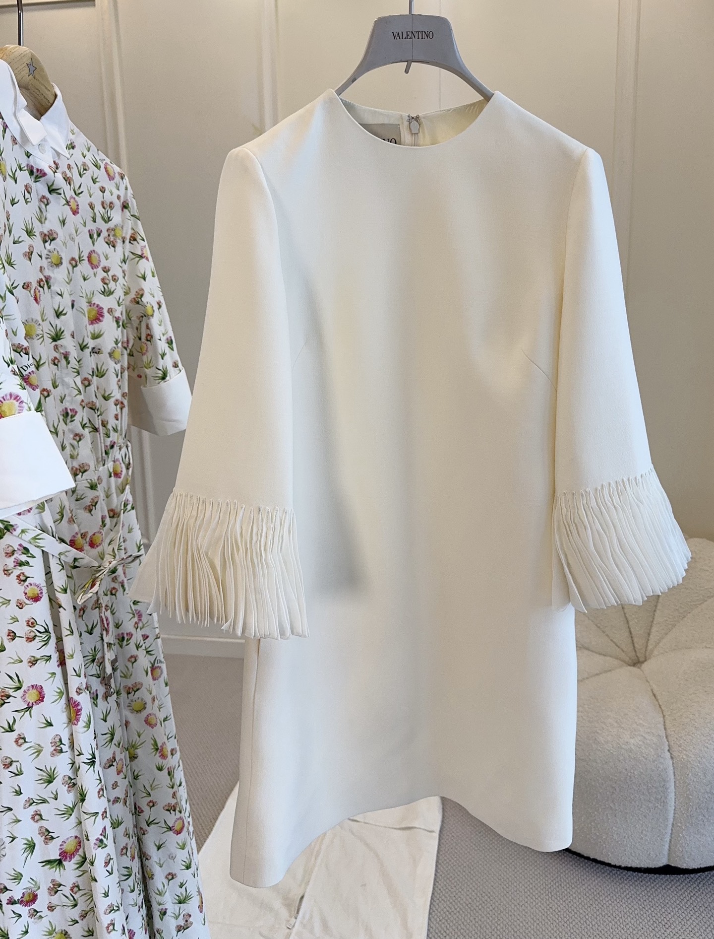 NO:807227,Valentino's 2026 new white silk dress is simple and elegant, with a round neck and loose fit that shows off your temperament. The handmade accordion pleat design on the cuffs is smart and delicate, and can be easily worn in daily or formal occasions. The white color is versatile, and you can choose the accessories as you like, making it easy to create a high-end look!  ,,valentino,skirts,19860909Valentino2026新款白色丝mao连衣裙,简约优雅,圆领+宽松版型超显气质.袖口手工风琴褶皱设计灵动又精致,日常或正式场合都能轻松驾驭.白色百搭,配饰随心选,轻松打造高级感穿搭！,,valentino,skirts,,Women's clothing