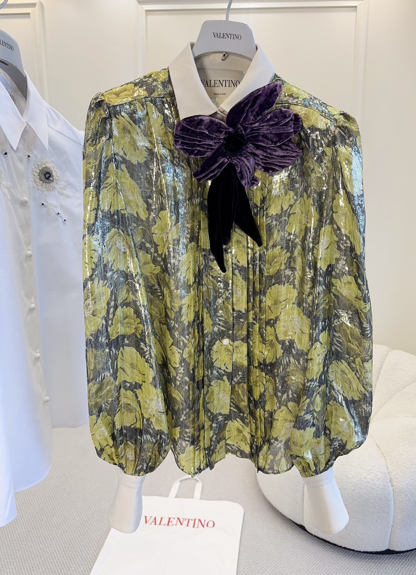 NO:807205,Valentino 2026 new printed shirt, green abstract printed glossy fabric, silver thread is retro and romantic. The neckline is detachable with purple three-dimensional flowers, full of layers, and the cuffs are designed with white cuffs, elegant and modern. Inspired by the 'Firefly' theme, extreme aesthetics and poetic details are combined, it can be easily worn in daily life or important occasions, and it looks great with skirts or trousers.,,valentino,skirts,shirts,19860909Valentino 2026新款印花衬衫,绿色系抽象印花光泽面料,银丝复古又浪漫.领口可拆卸紫色立体花朵,层次感满满,袖口白色翻边设计,优雅又摩登.灵感来自“萤火虫”主题,极繁美学与诗意细节融合,日常或重要场合都能轻松驾驭,搭配半裙或裤装都很出彩.,,valentino,skirts,shirts,,Women's clothing