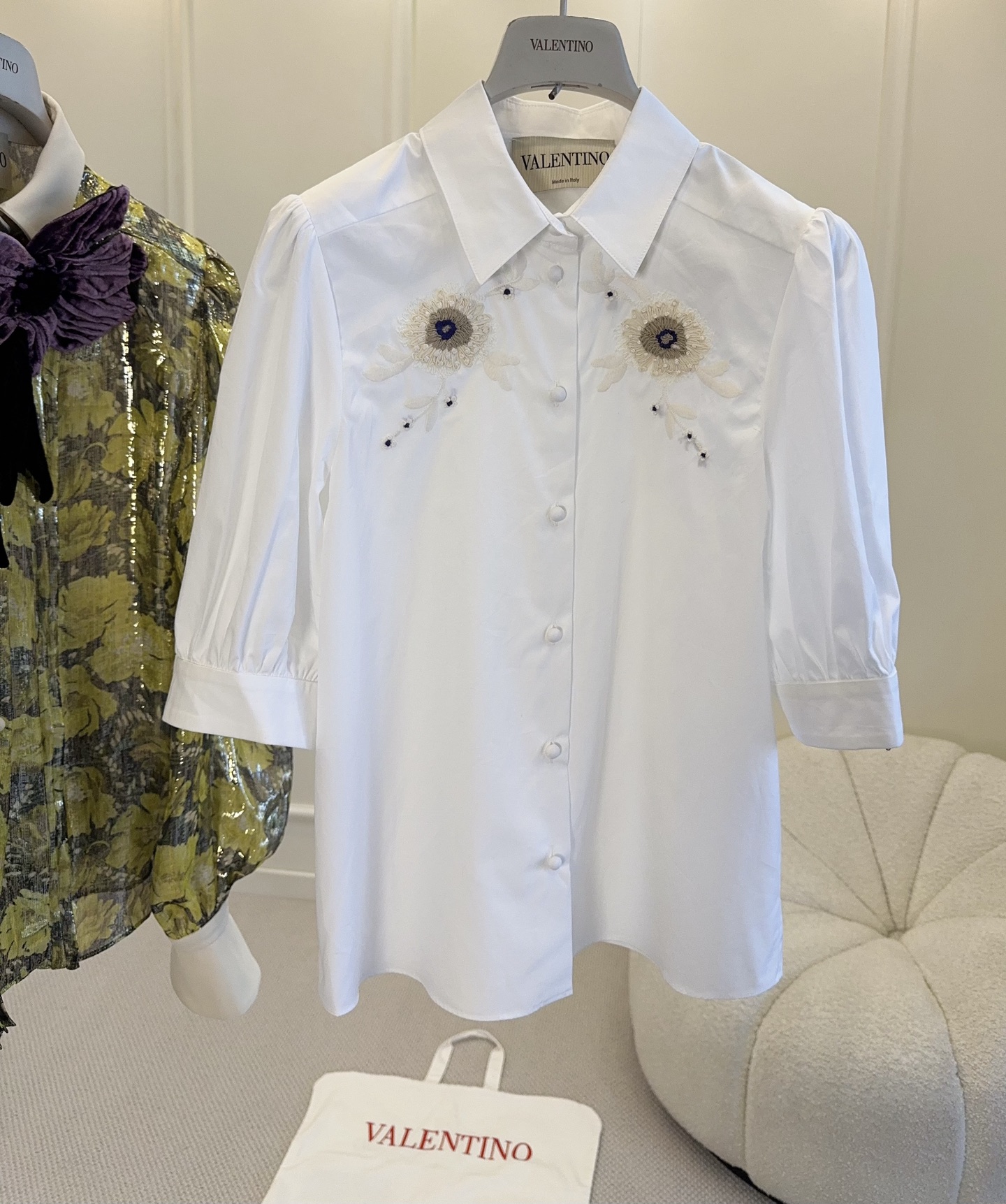 NO:807211,Valentino's 2026 new white embroidered shirt is made of high-quality cotton fabric, soft and breathable, and can be easily worn in daily or formal occasions. Floral embroidery on the chest + bead embellishment, exquisite and artistic. Classic lapel + three-quarter sleeves, elegant and practical, loose cut, comfortable and inclusive, looks great with high-waisted pants or skirts, easily create a high-end atmosphere.,,valentino,skirts,shirts,19860909Valentino2026新款白色刺绣衬衫,采用高品质棉质面料,柔软透气,日常或正式场合都能轻松驾驭.胸前花卉刺绣+珠饰点缀,精致又有艺术感.经典翻领+七分袖,优雅又实用,剪裁宽松,舒适包容,搭配高腰裤或裙装都很出彩,轻松打造高级氛围感穿搭.,,valentino,skirts,shirts,,Women's clothing