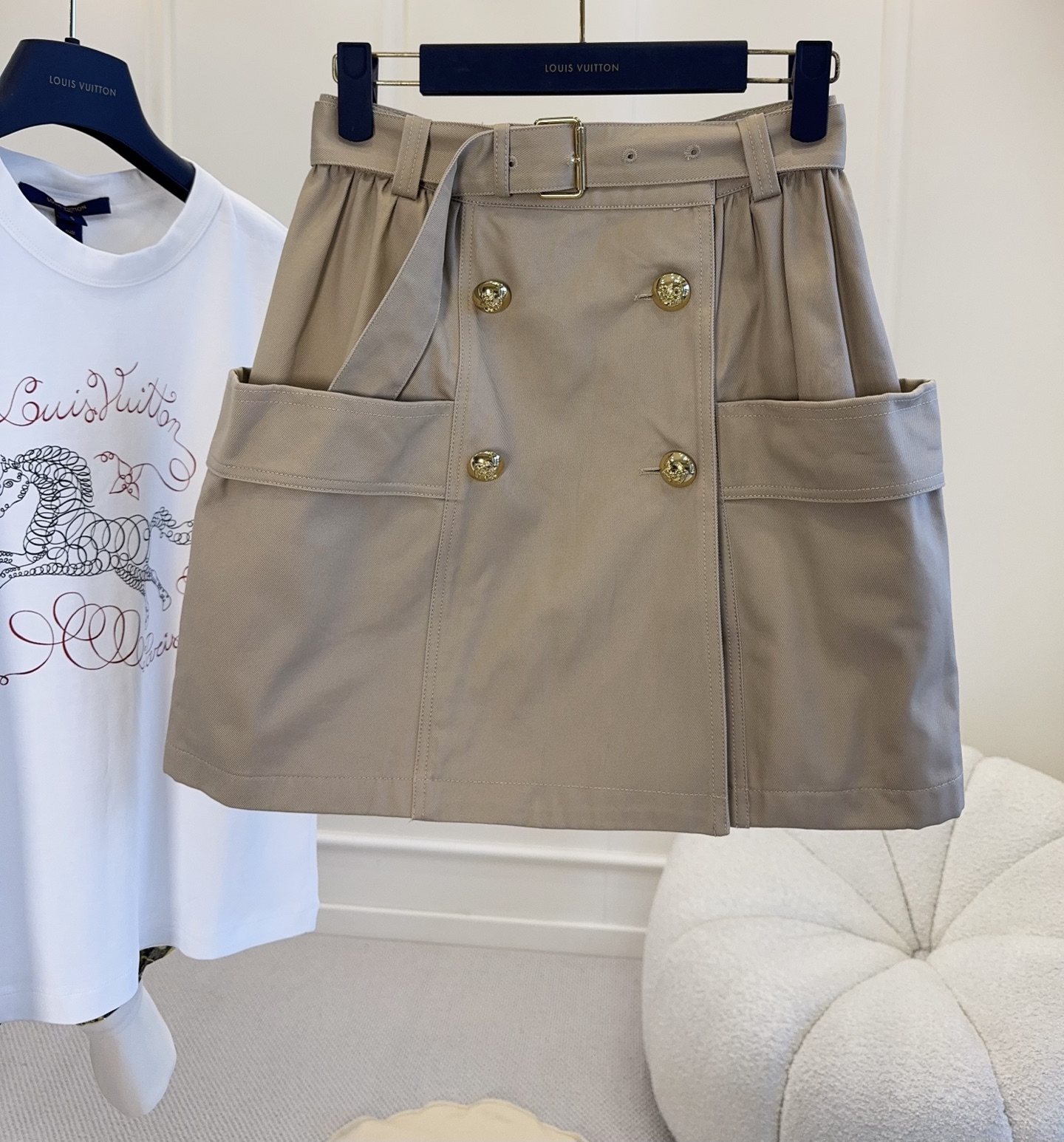 NO:807217,LV2026 new khaki double-breasted workwear skirt is made of high-quality cotton fabric, crisp and stylish, with double-row metal buttons + belt design, full of workwear style, practical and stylish!  The large pockets on both sides are super convenient and can be easily used for daily commuting or leisure. The khaki color is versatile and looks great with T-shirts, shirts, and sweaters in spring and summer. It can be easily switched between multiple styles. It is a must-have item in the wardrobe!  ,,louis vuitton,skirts,shirts,tees,t-shirt,19860909LV2026新款卡其色双排扣工装半裙,采用高品质棉质面料,挺括有型,双排金属纽扣+腰带设计,工装风满满,实用又有型！两侧大口袋超方便,日常通勤或休闲都能轻松驾驭.卡其色百搭,春夏季节随便搭T恤、衬衫、针织衫都很出彩,轻松切换多种风格,是衣橱必备单品！,,louis vuitton,skirts,shirts,tees，t-shirt,,Women's clothing