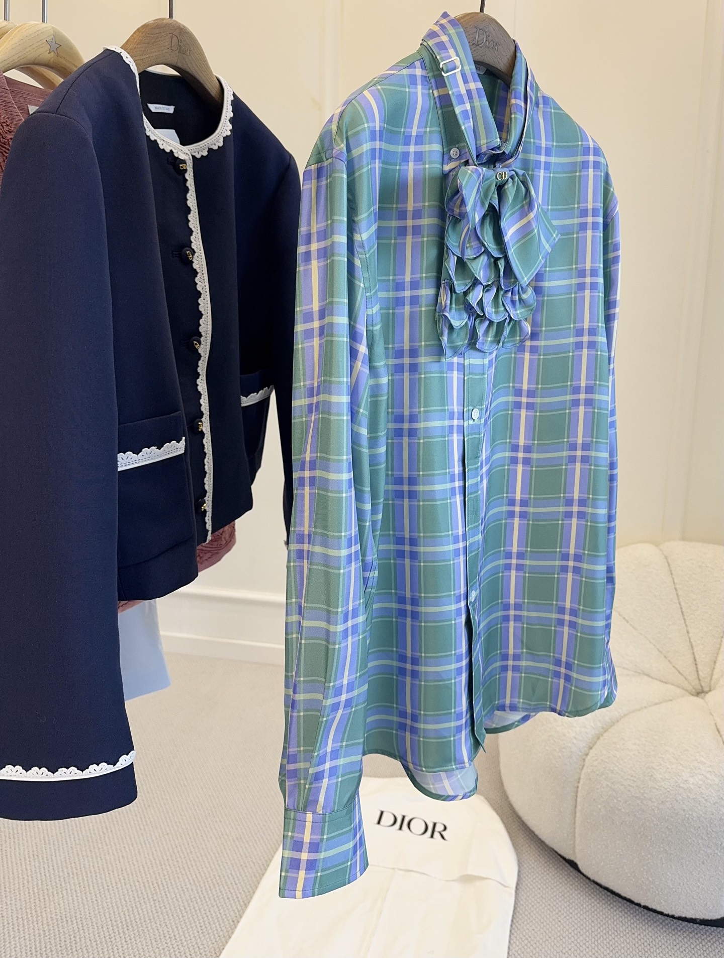 NO:808330,Dior 2026 new silk plaid shirt, pure silk, designed by Jonathan Anderson, green, blue and purple plaid with cascading bows, romantic and dramatic, easy to wear in daily or formal occasions. Inspired by the tension of Shakespeare's drama, combined with Dior classic elements, showing the collision of brand history and modern aesthetics. Pair it with simple bottoms or high-end accessories, and you can easily get an elegant look!  ,,dior,shirts,real silk,19860909Dior 2026新款真丝格子衬衫,真丝,由Jonathan Anderson设计,绿色蓝紫格纹搭配层叠蝴蝶结,浪漫又有戏剧感,日常或正式场合都能轻松驾驭.灵感源自莎士比亚戏剧张力,融合Dior经典元素,展现品牌历史与现代美学的碰撞.搭配简约下装或高定配饰,轻松get优雅造型！,,dior,shirts,real silk,,Women's clothing