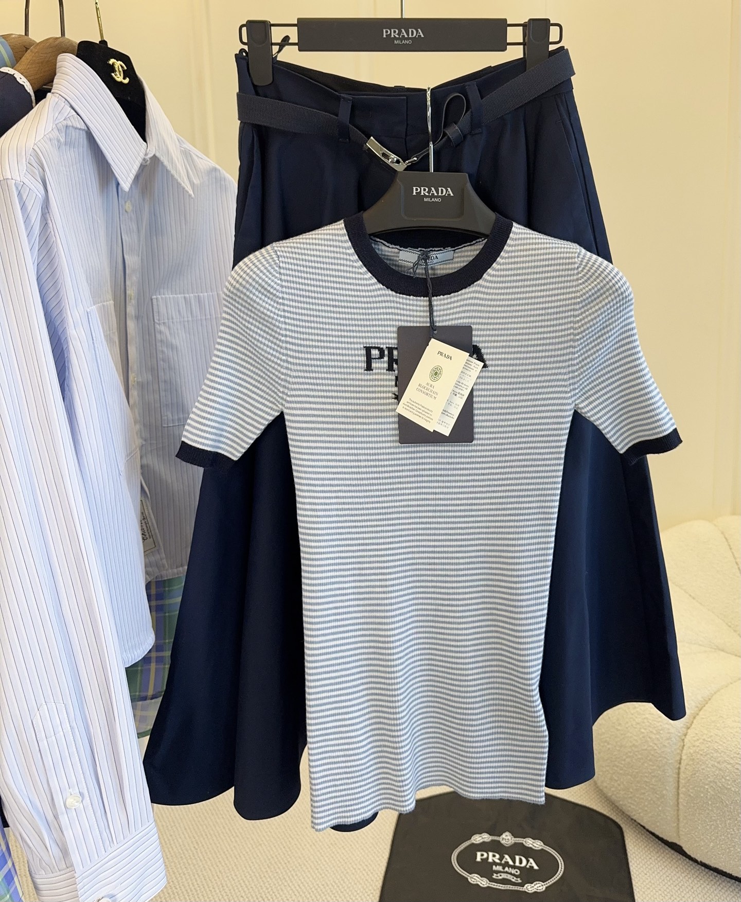 NO:808312,Prada's 2026 new light blue striped knitted short-sleeved T-shirt, with blue and white pinstripes + 'PRADA MILANO' logo on the chest, is highly recognizable. The silk knitted fabric has good elasticity, close-fitting and comfortable, round neck + dark blue trim, simple and detailed. The slim fit is good to wear alone or as an inner layer. Pair it with a high-waisted skirt and loose pants, you can easily get a college style or casual style, and can be worn for daily commuting!  ,,prada,skirts,T-shirt,tees,t-shirt,real silk,19860909Prada 2026新款浅蓝色条纹针织短袖T恤,蓝白细条纹+胸前“PRADA MILANO”徽标,辨识度超高.真丝针织面料弹性好,贴身舒适,圆领+深蓝边饰,简约又有细节感.修身版型,单穿或内搭都很OK,搭配高腰裙、宽松裤,轻松get学院风or休闲风,通勤日常都能穿！,,prada,skirts,T-shirt,tees，t-shirt,real silk,,Women's clothing