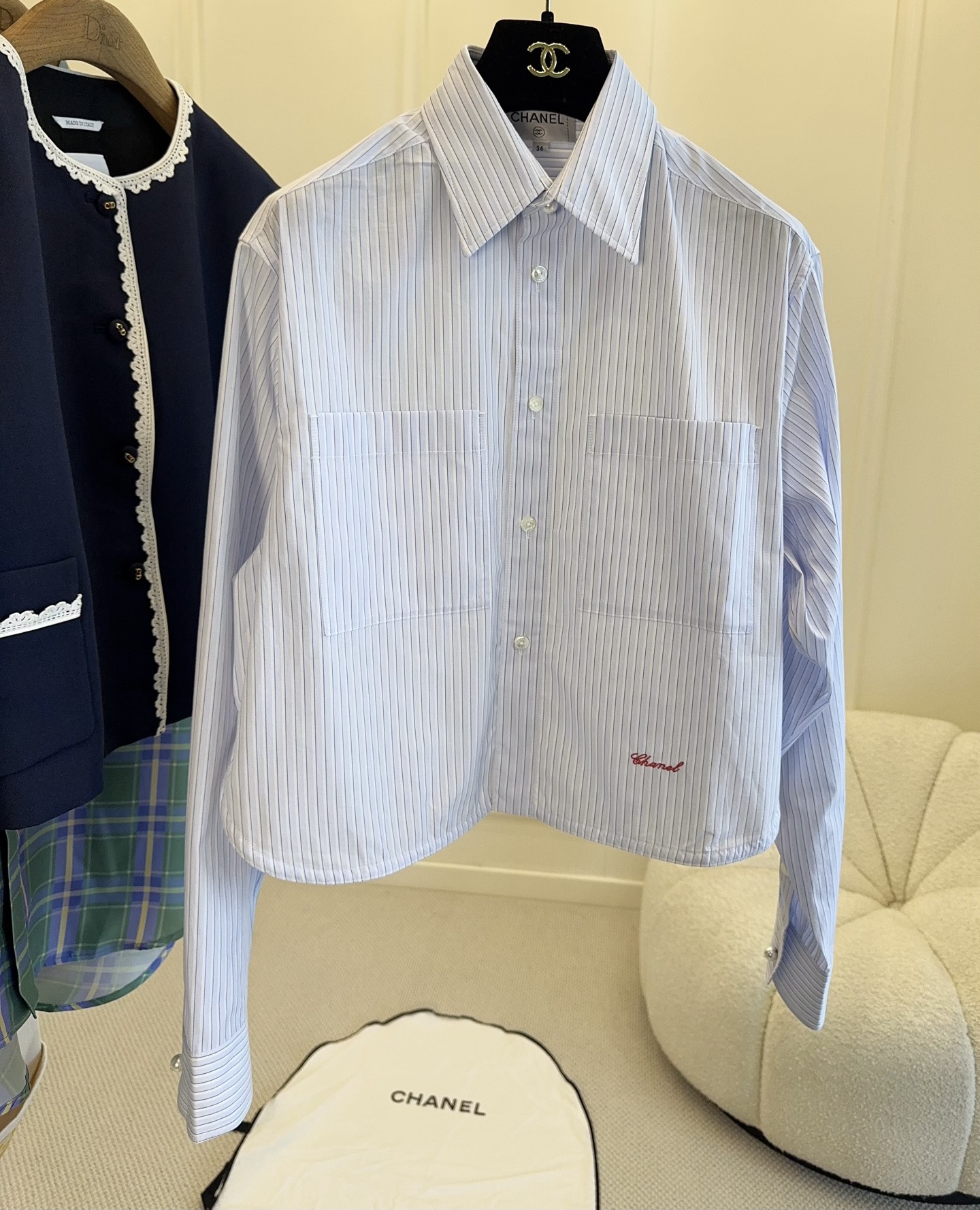 NO:808318,Chanel2026 new blue striped short shirt, light blue vertical stripes + red embroidered logo, highly recognizable, original customized fabric, soft and breathable, super comfortable to wear in spring and summer. Short cut + double breast pockets, practical and design, easy to wear for commuting and leisure. Paired with high-waisted pants or skirts, it is elegant and casual, and you can easily get a high-end look!  ,,chanel,skirts,shirts,19860909Chanel2026新款蓝色条纹短款衬衫,浅蓝竖条纹+红色刺绣Logo,辨识度超高,原版定制面料,柔软透气,春夏穿超舒服.短款剪裁+双胸口袋,实用又有设计感,通勤休闲都能轻松驾驭.搭配高腰裤或裙装,优雅随性,轻松get高级感穿搭！,,chanel,skirts,shirts,,Women's clothing