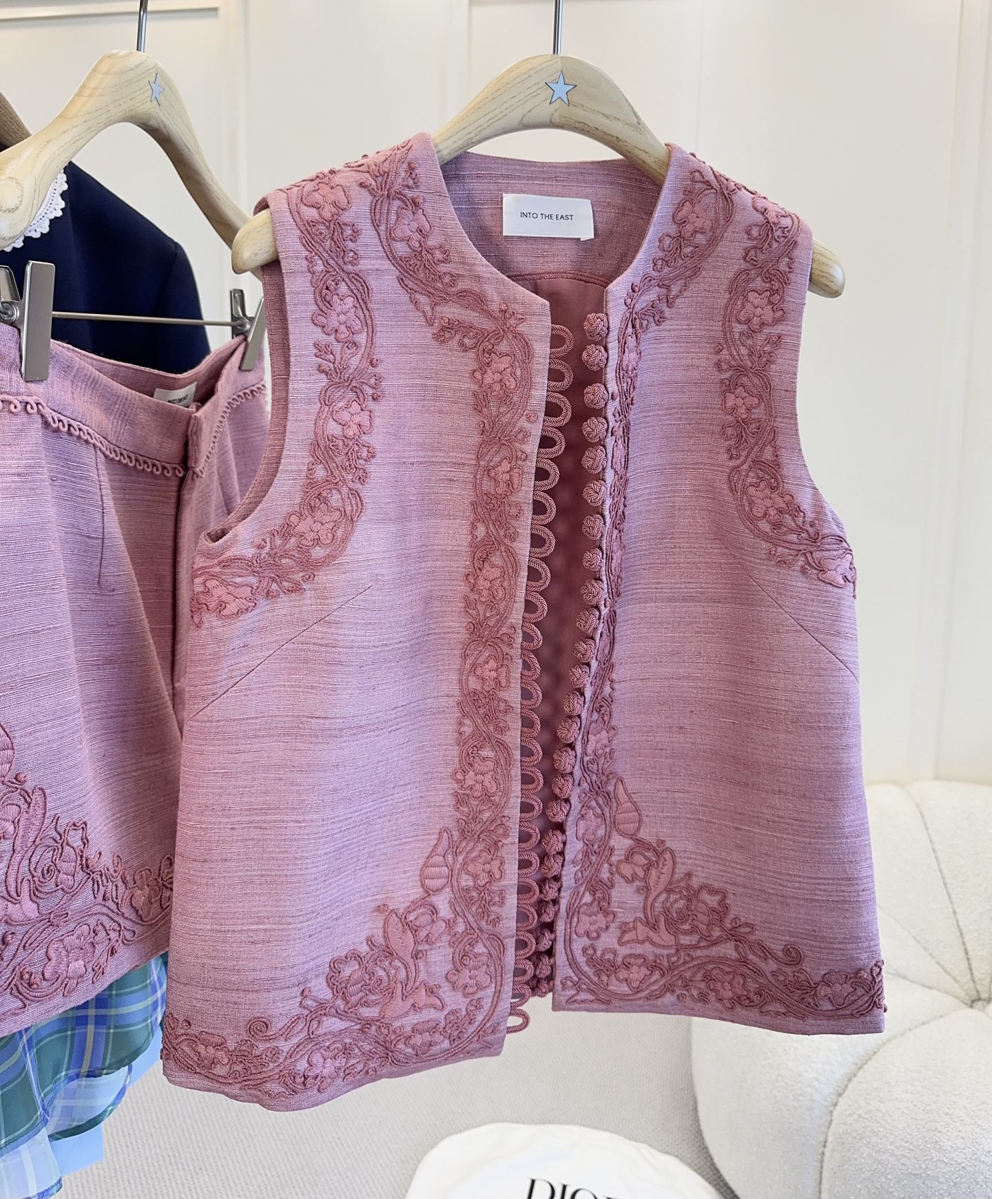 NO:808324,INTO THE EAST 2026 new pink embroidered buckle vest shorts, made of tussah silk, light and smooth texture, super comfortable to touch. Heavy embroidery + buckle design, full of oriental charm, soft and high-end pink, super atmospheric!  It looks great when layered with shirts or dresses, and can be easily worn in daily life, vacations, and formal occasions. Paired with wide-leg shorts, it shows long legs. It is exquisite and practical. It is one of the representative items of the new Chinese style.,,skirts, shorts, shirts,19860909INTO THE EAST 2026新款粉色绣花盘扣马甲短裤,选用柞蚕丝,质地轻盈柔滑,触感超舒适.重工刺绣+盘扣设计,东方韵味满满,粉色温柔又高级,超有氛围感！叠穿衬衫或连衣裙都很出彩,日常、度假、正式场合都能轻松驾驭,搭配阔腿短裤,超显腿长,精致又实用,是新中式风格代表单品之一.,,skirts,shorts,shirts,,Women's clothing